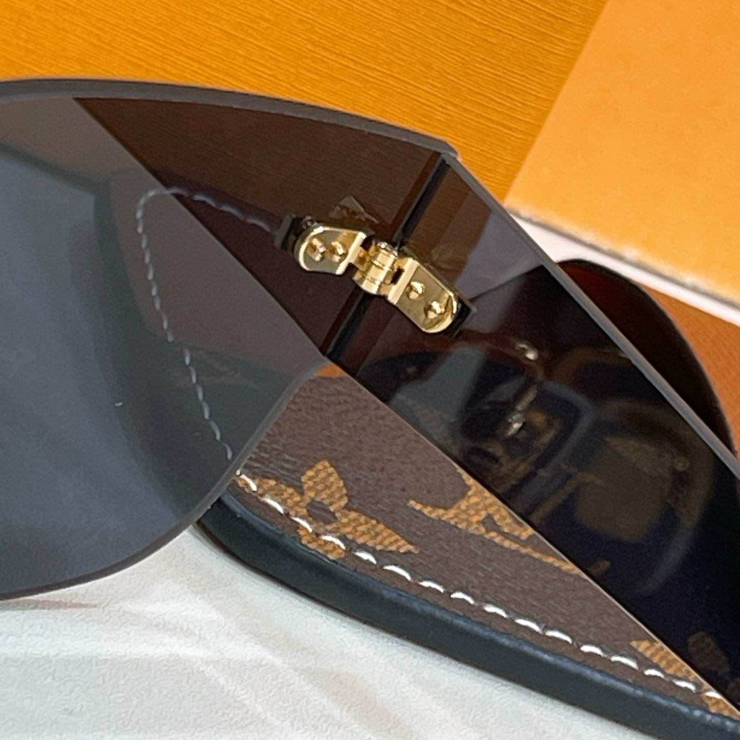 Mehrfarbige Sonnenbrille