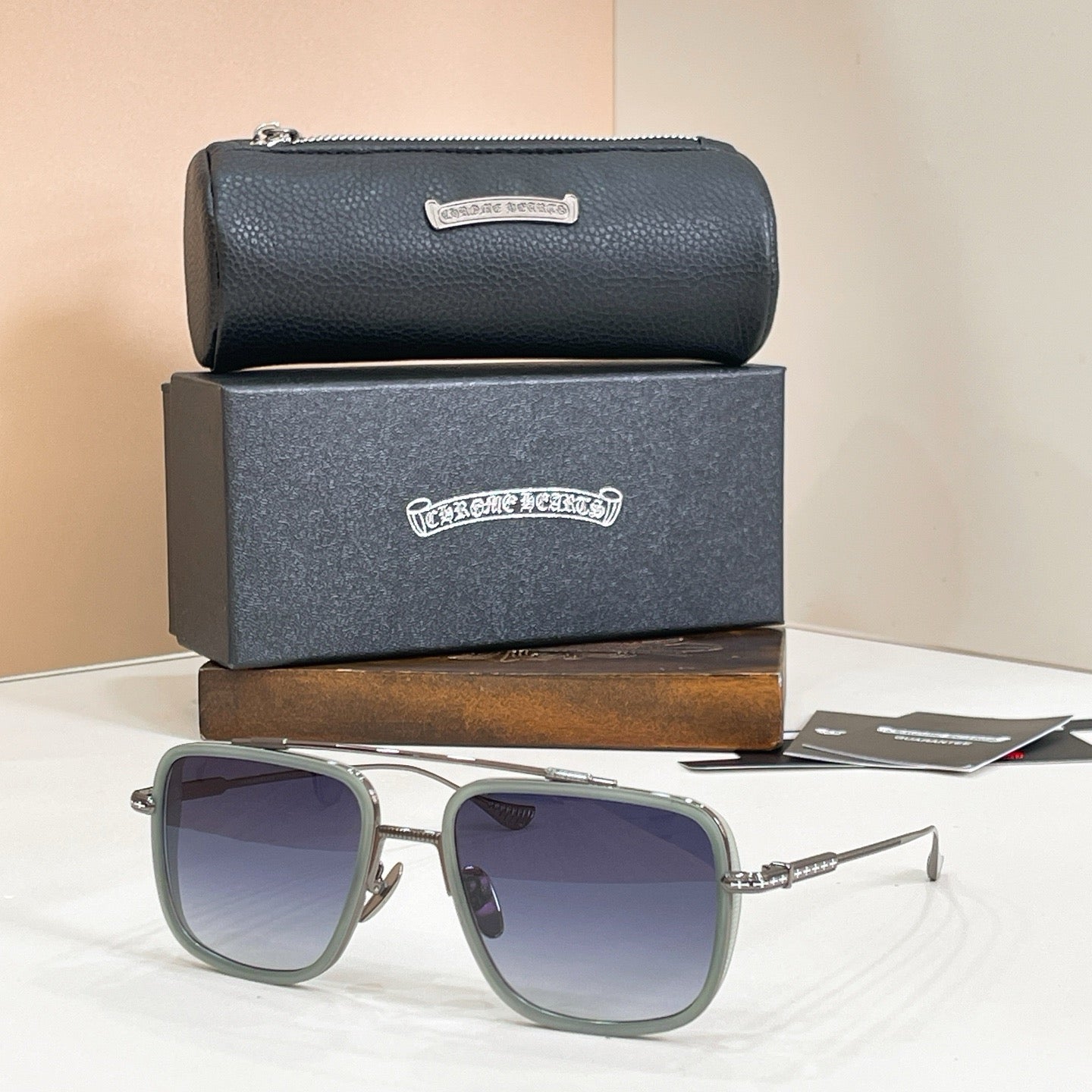 Mehrfarbige Sonnenbrille