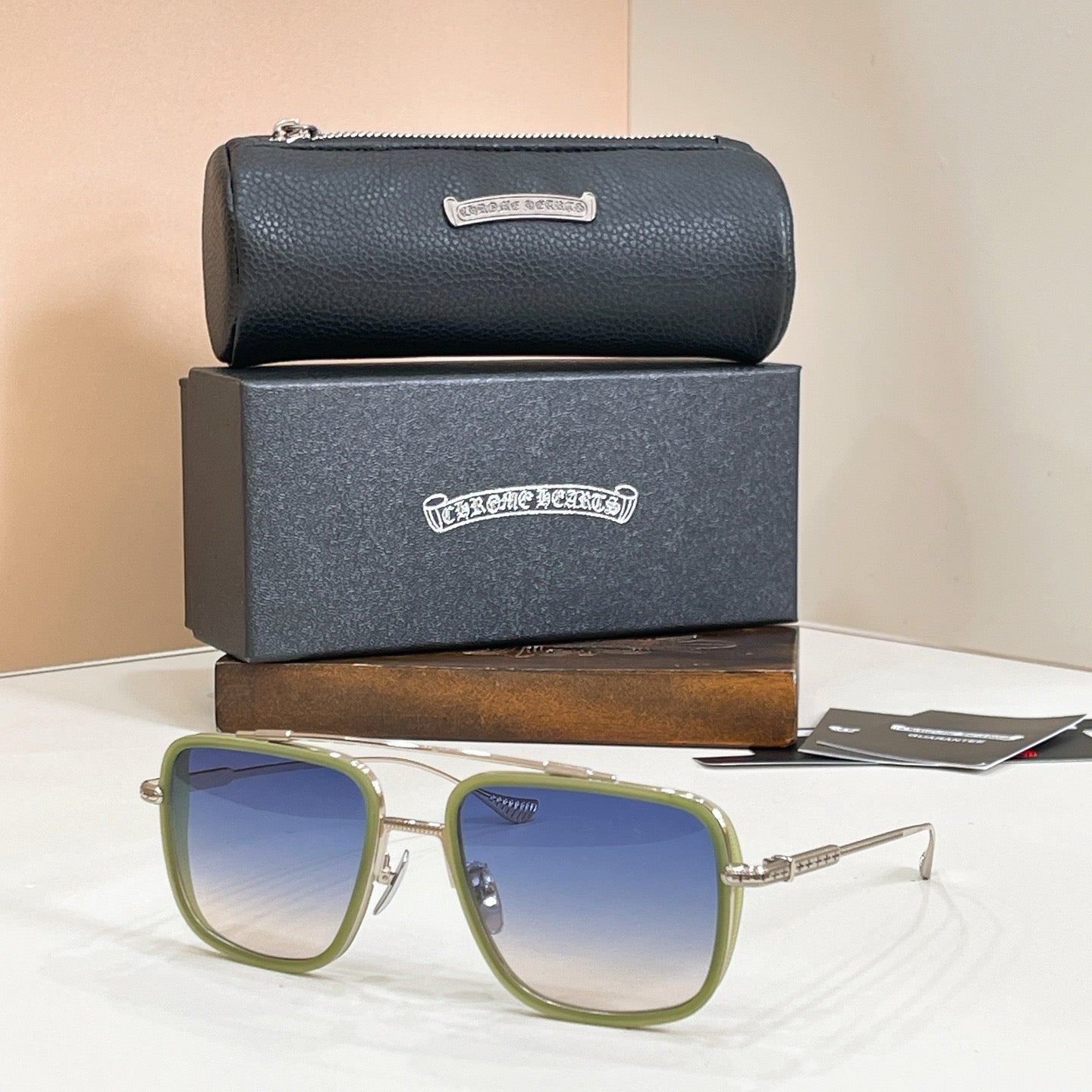 Mehrfarbige Sonnenbrille