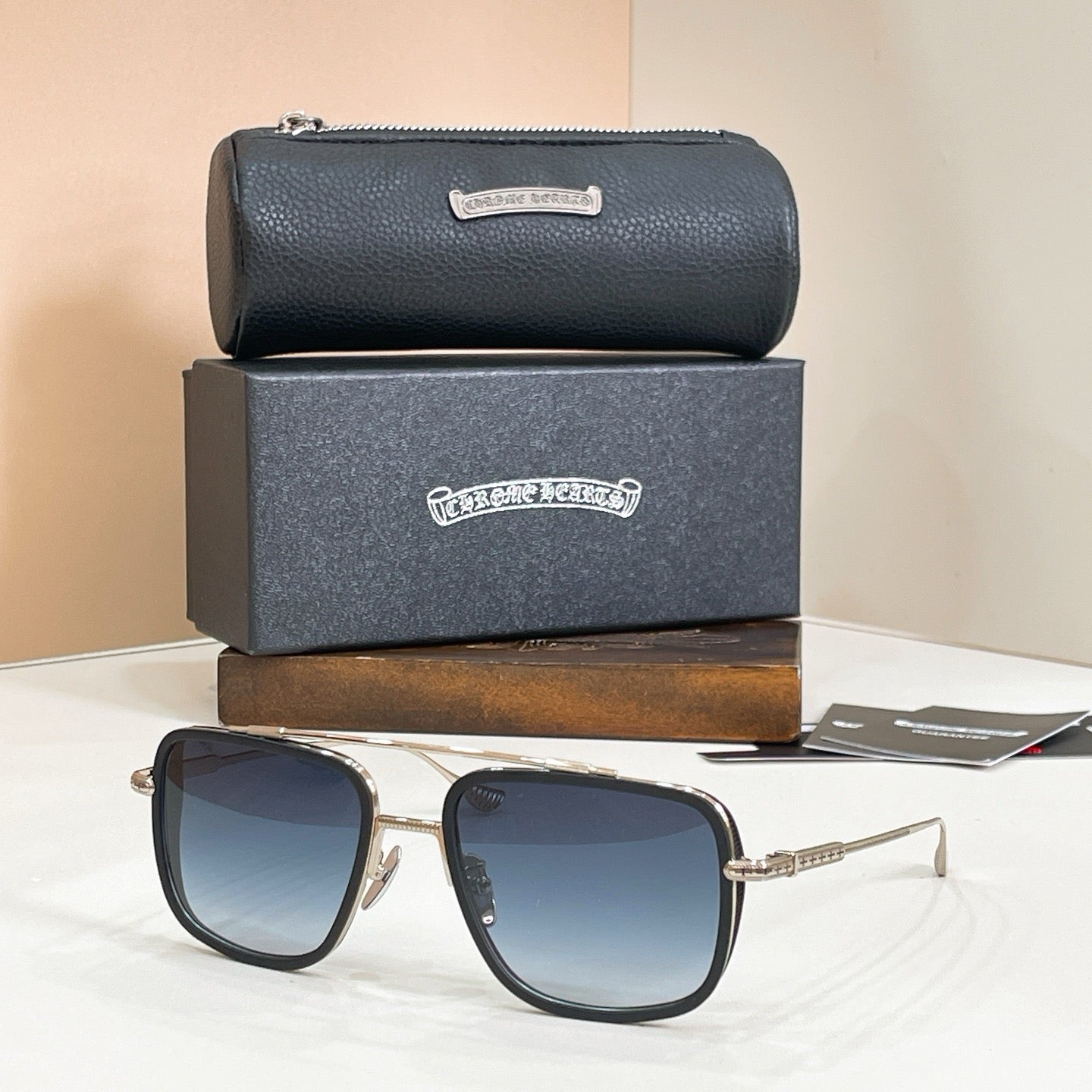 Mehrfarbige Sonnenbrille