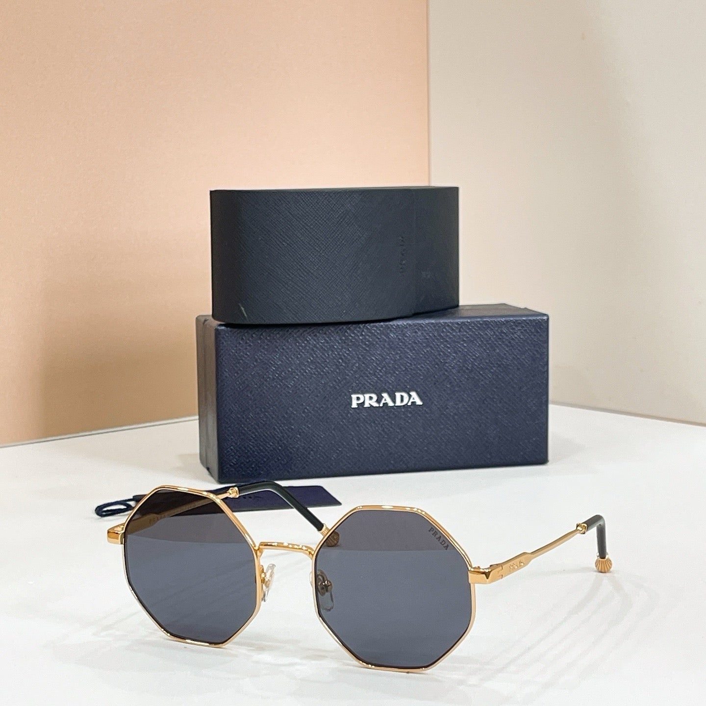 Mehrfarbige Sonnenbrille