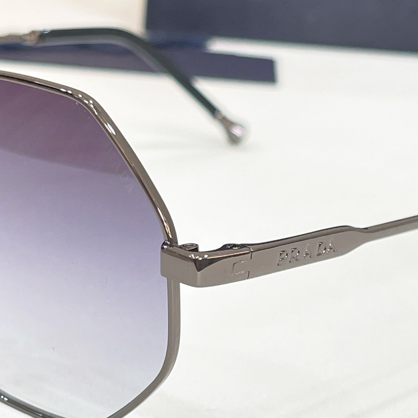 Mehrfarbige Sonnenbrille