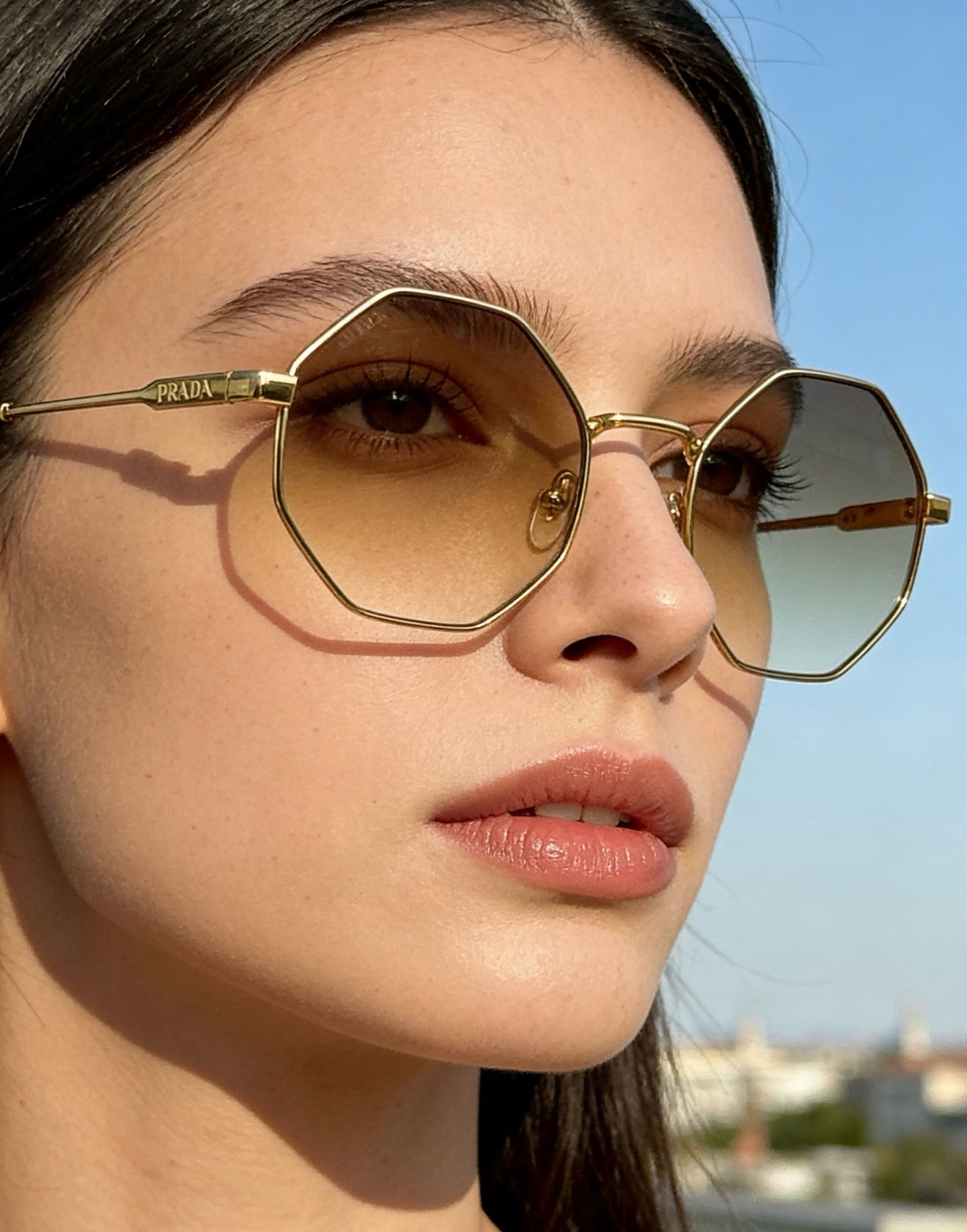 Mehrfarbige Sonnenbrille
