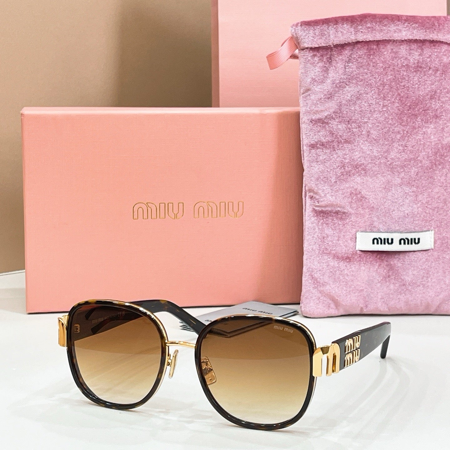 Mehrfarbige Sonnenbrille