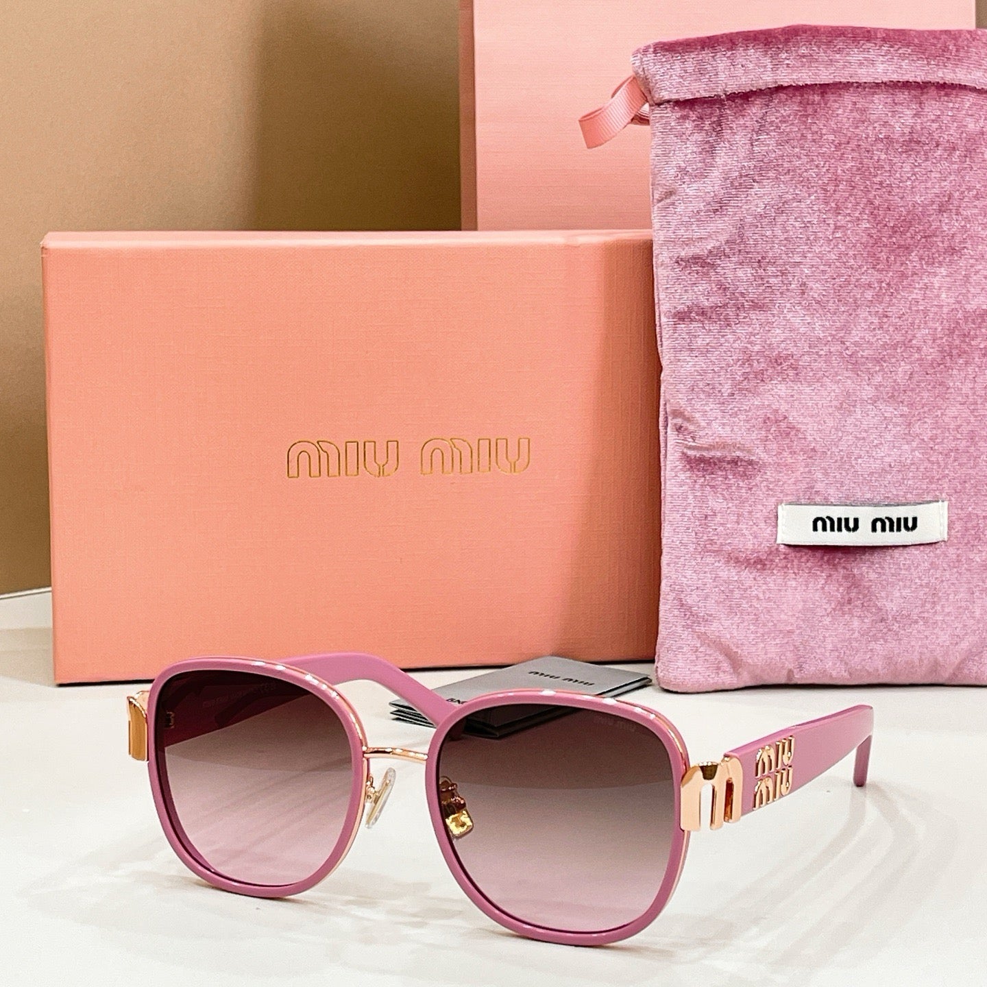 Mehrfarbige Sonnenbrille