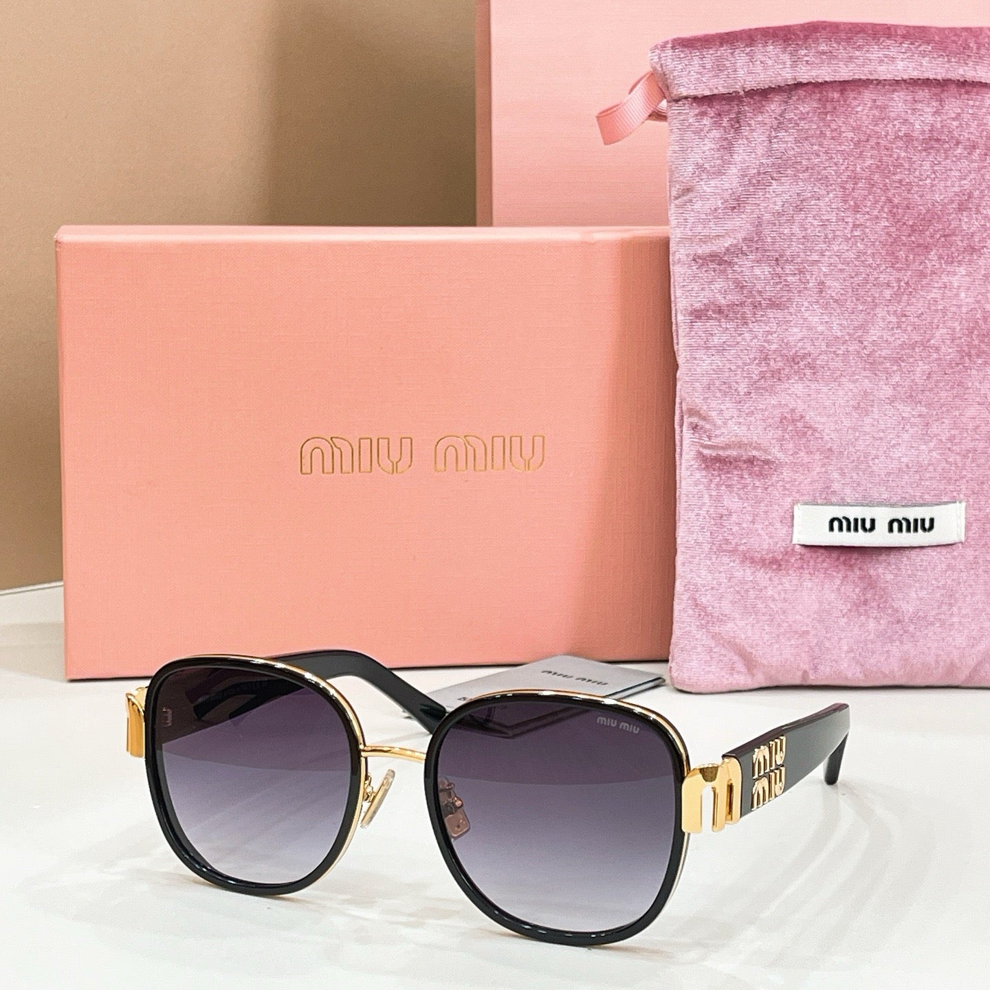 Mehrfarbige Sonnenbrille