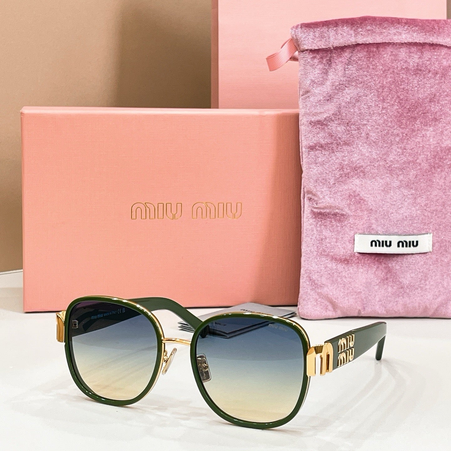 Mehrfarbige Sonnenbrille