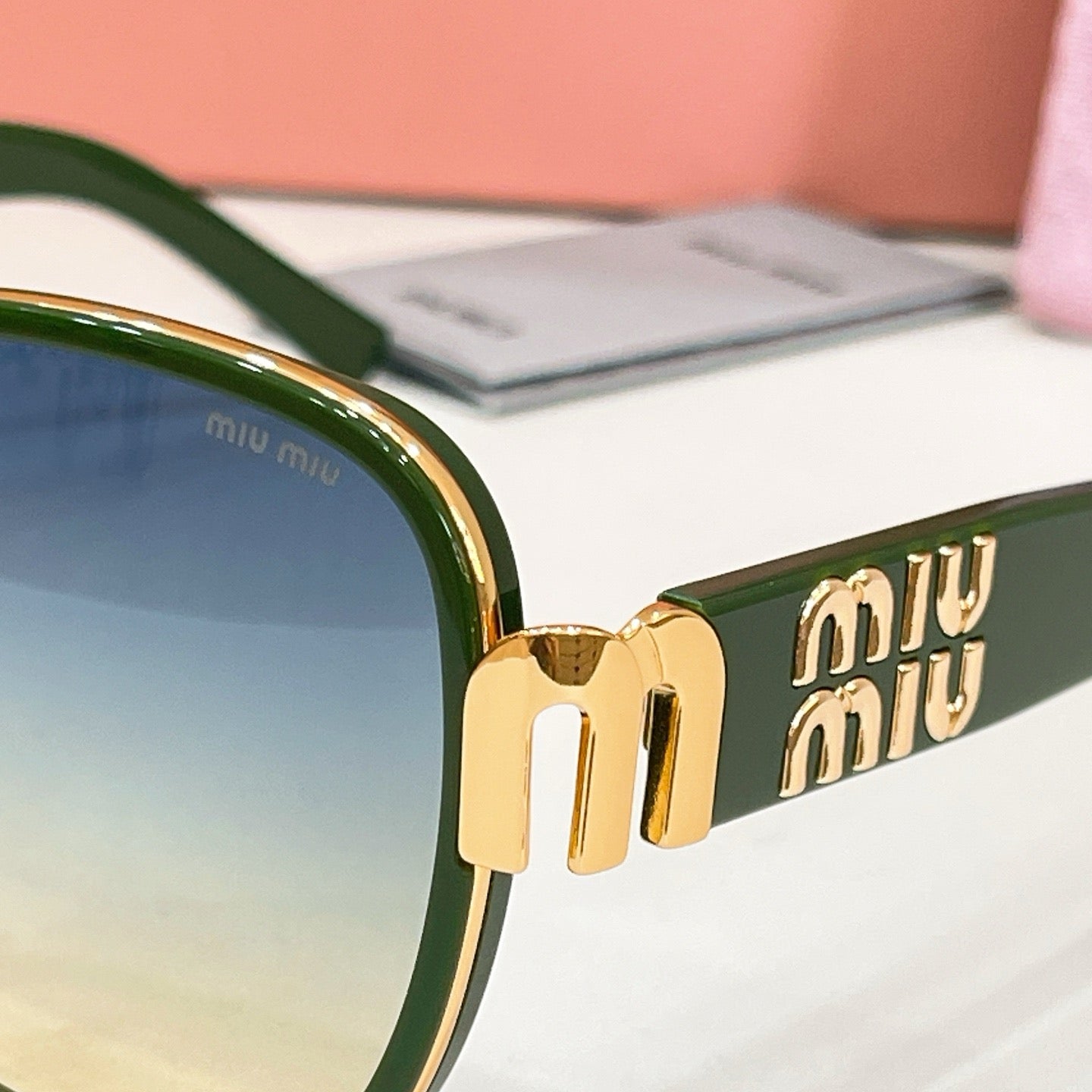 Mehrfarbige Sonnenbrille