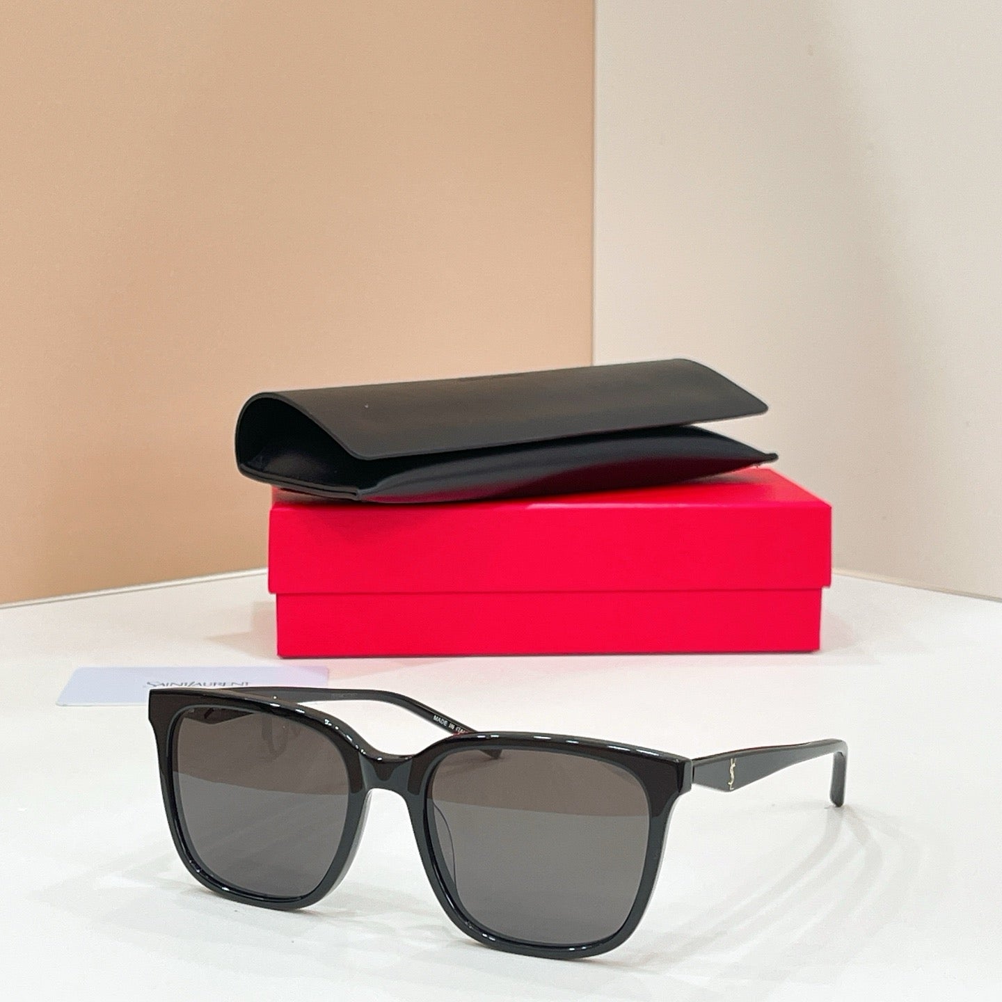 Mehrfarbige Sonnenbrille