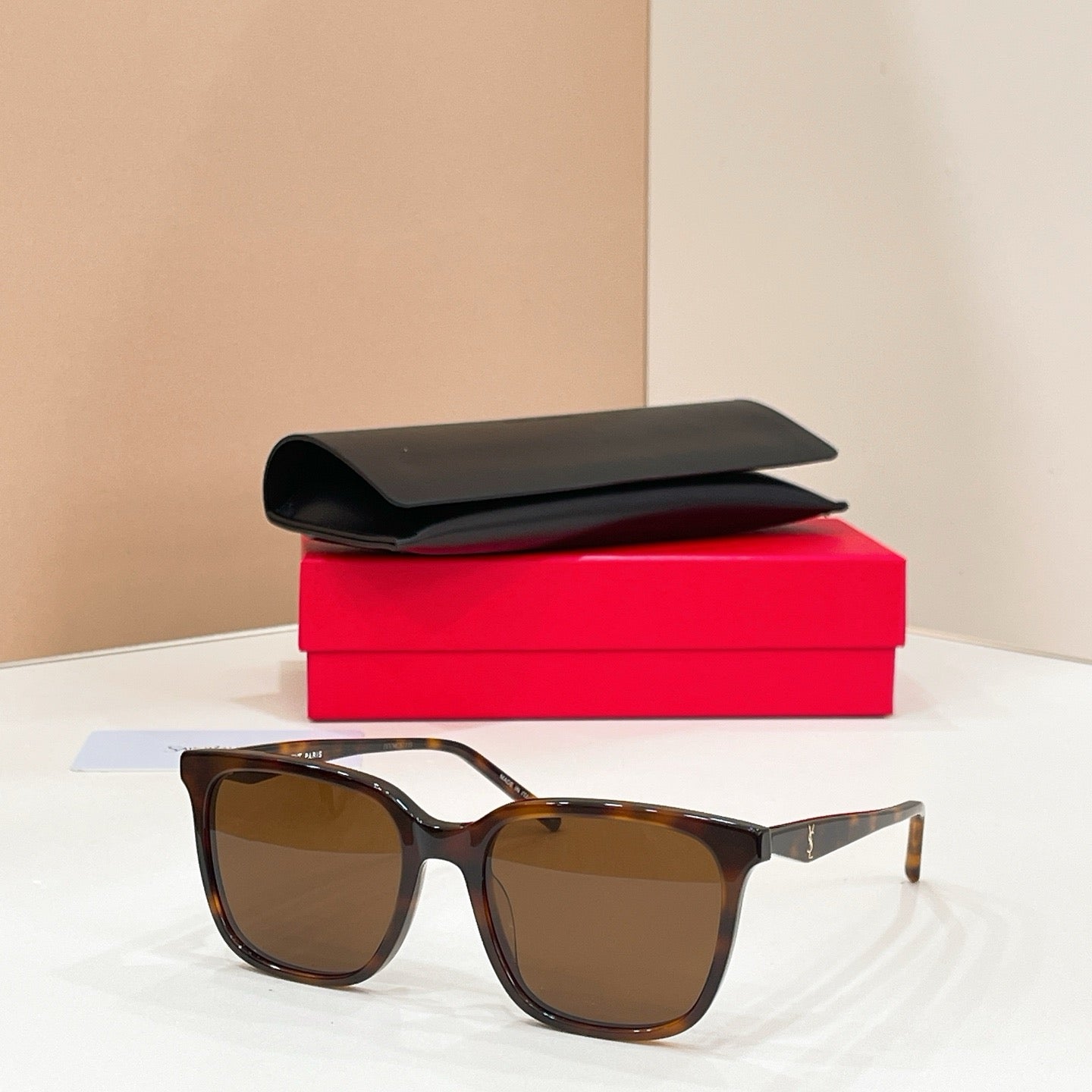 Mehrfarbige Sonnenbrille