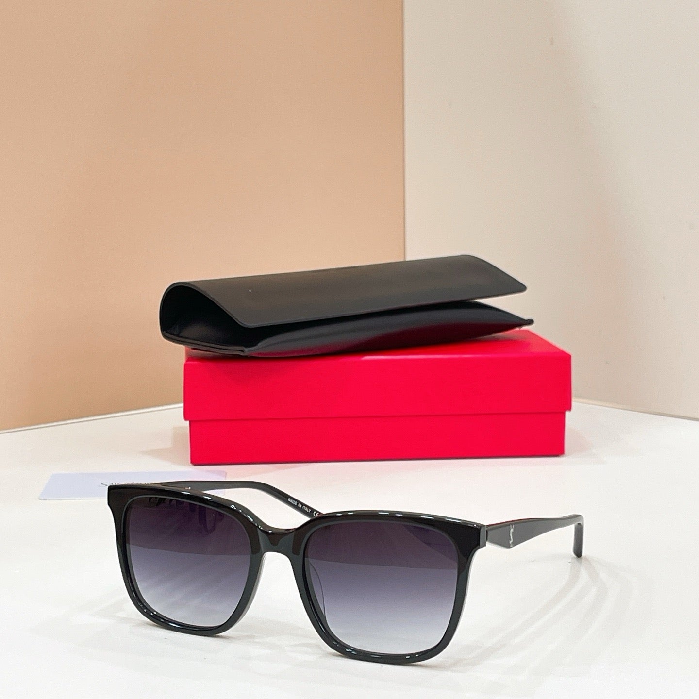 Mehrfarbige Sonnenbrille