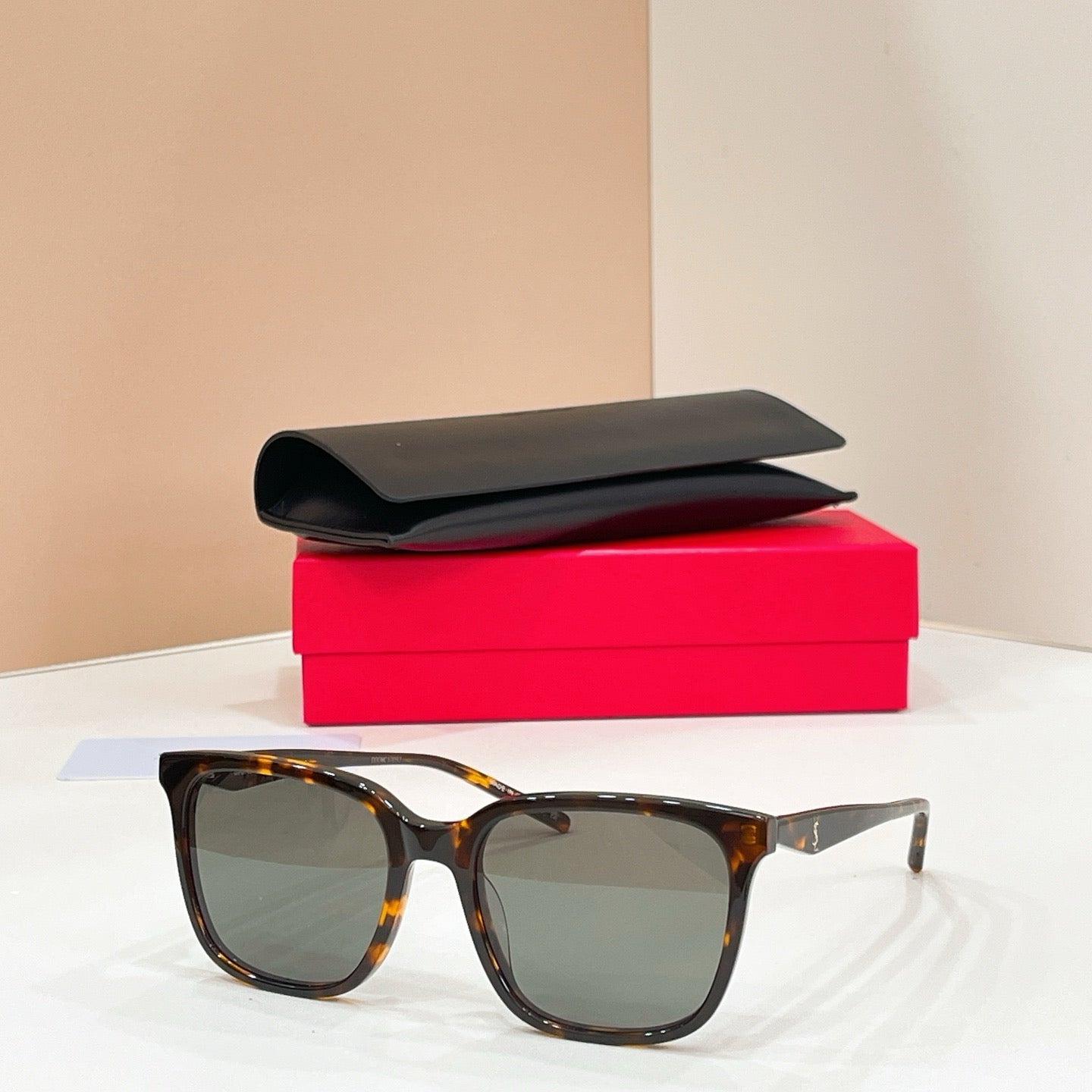 Mehrfarbige Sonnenbrille