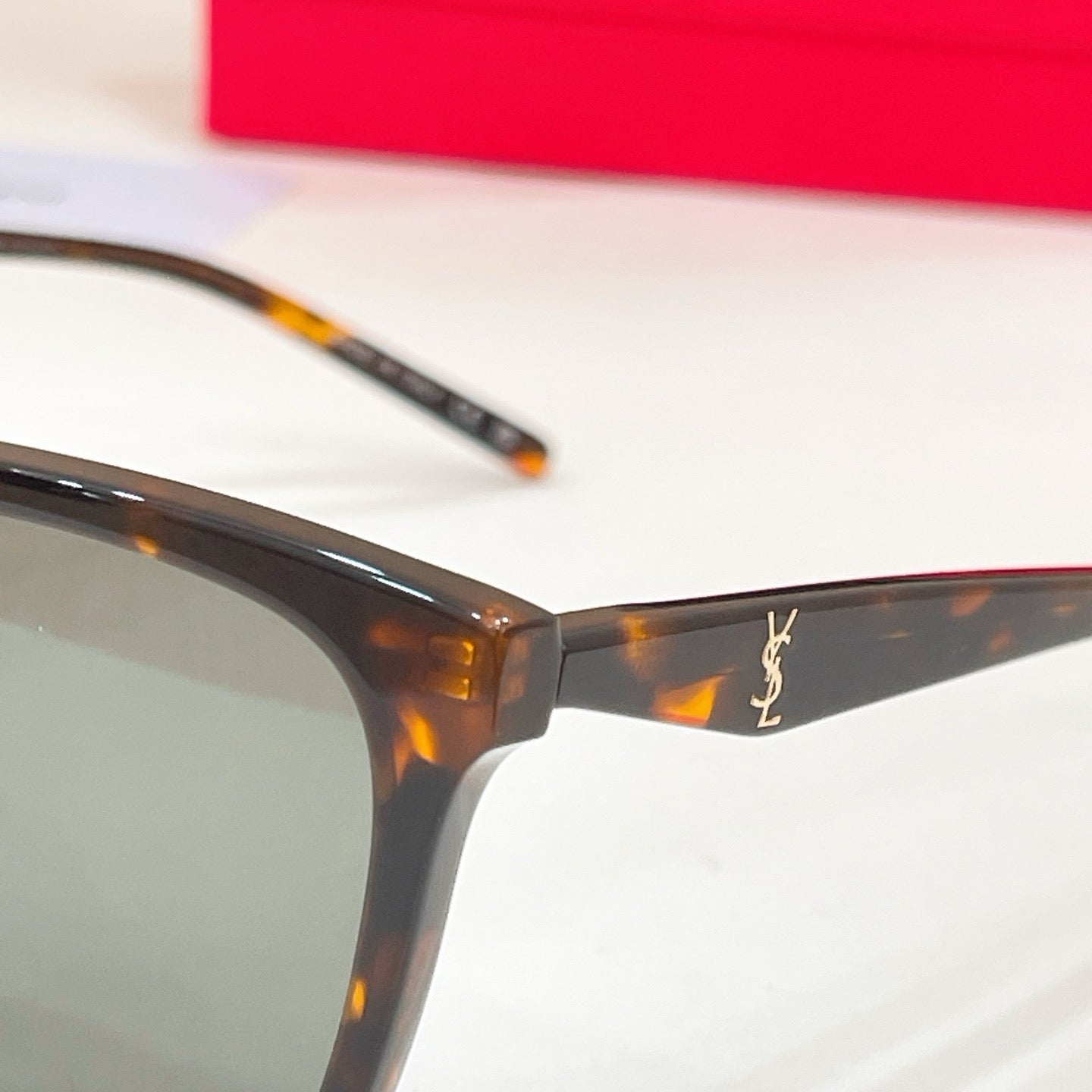 Mehrfarbige Sonnenbrille