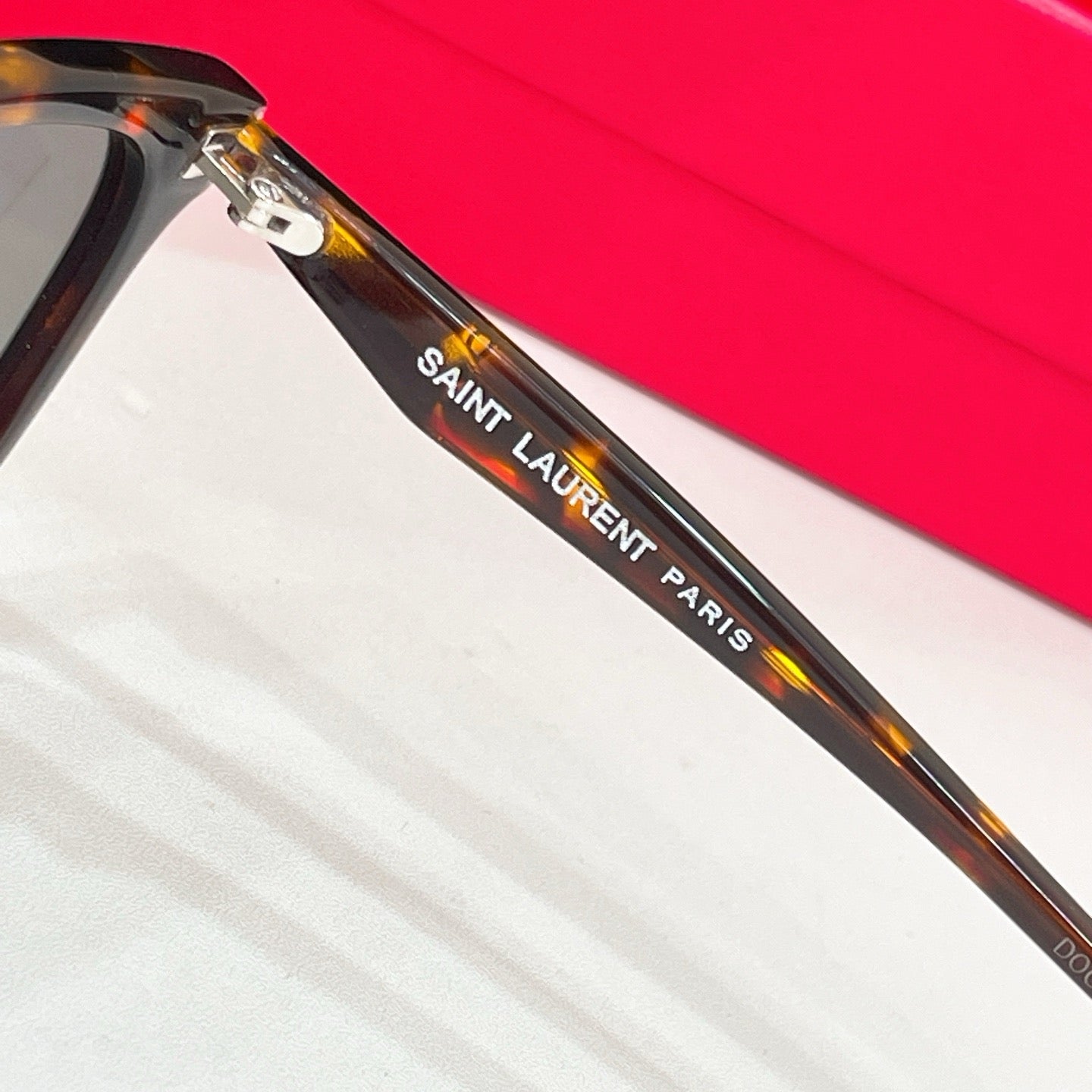 Mehrfarbige Sonnenbrille