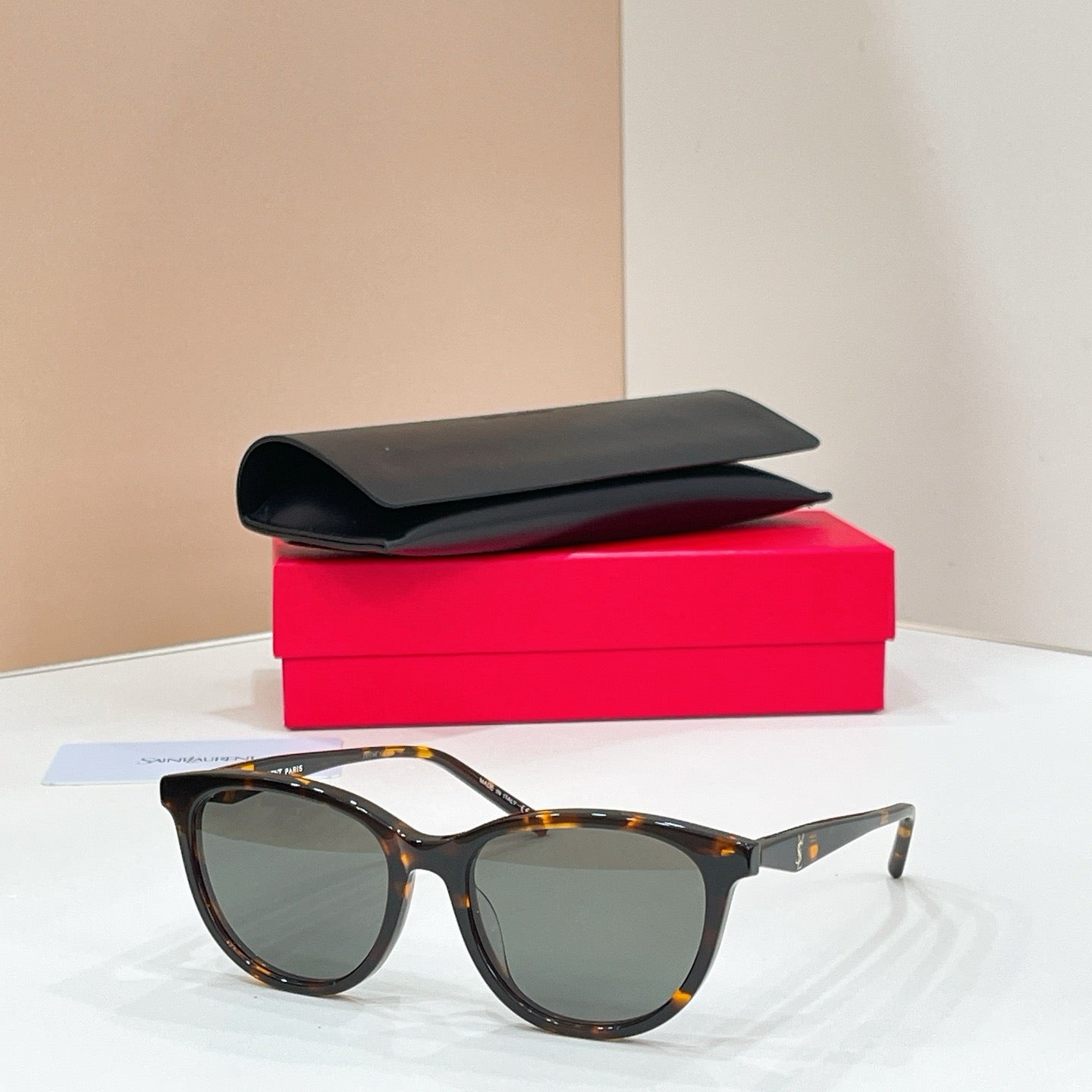 Mehrfarbige Sonnenbrille
