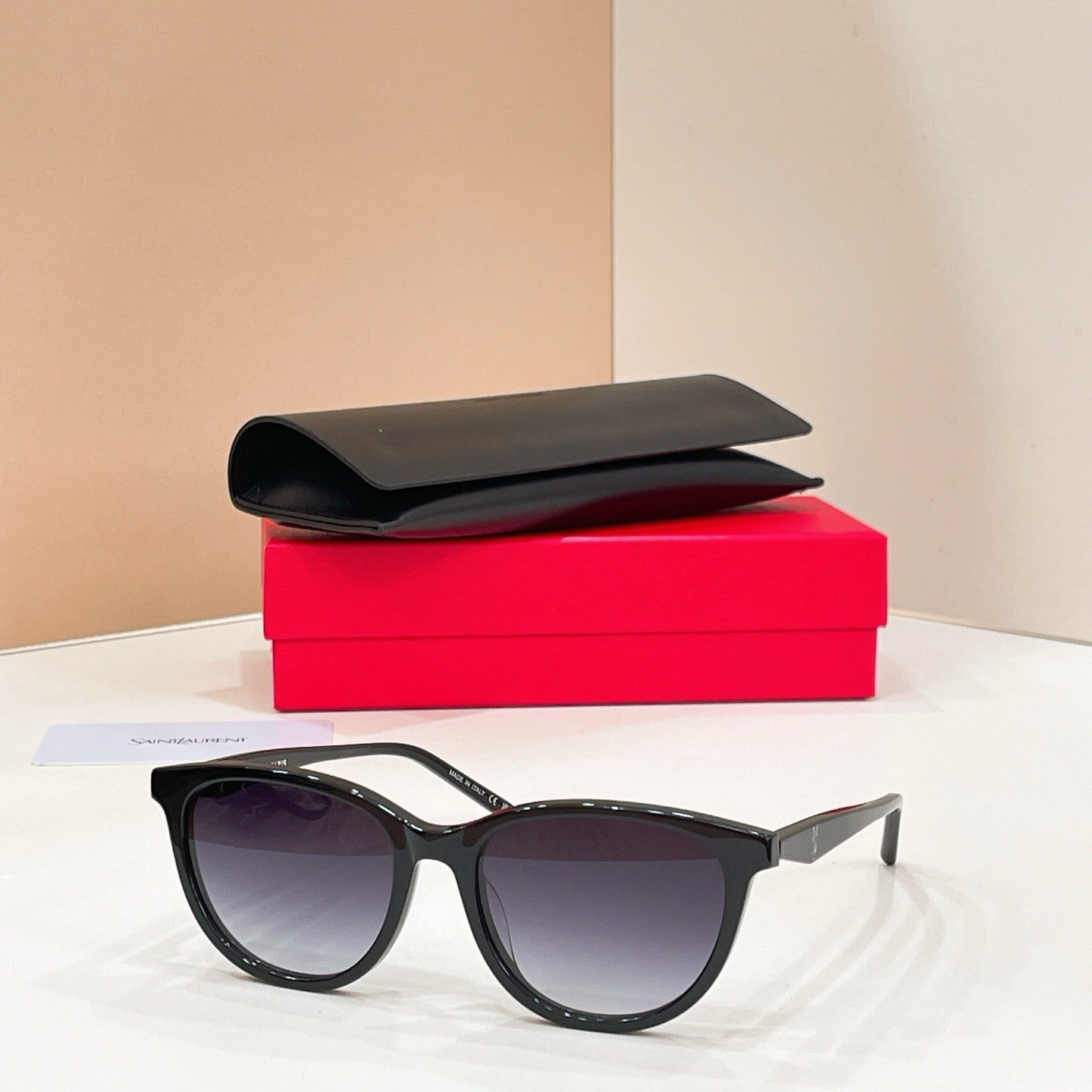 Mehrfarbige Sonnenbrille