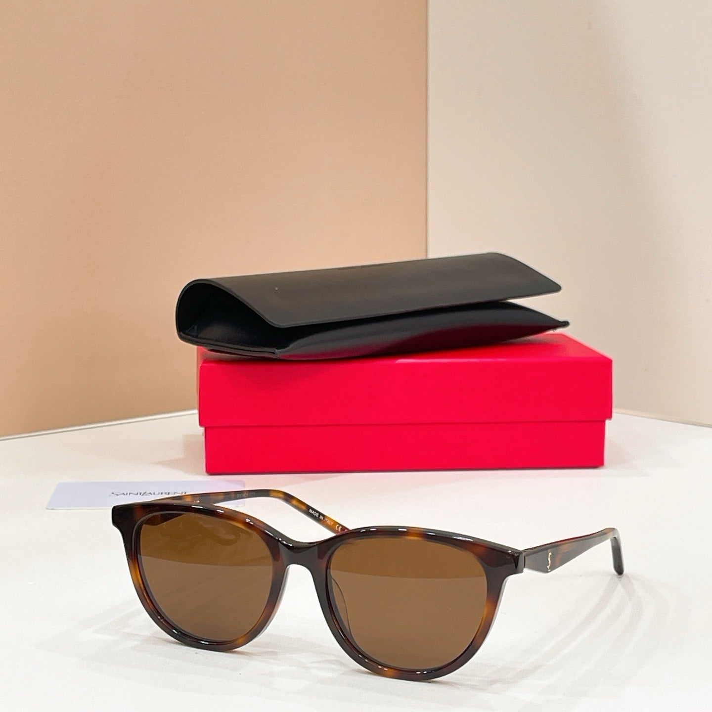 Mehrfarbige Sonnenbrille