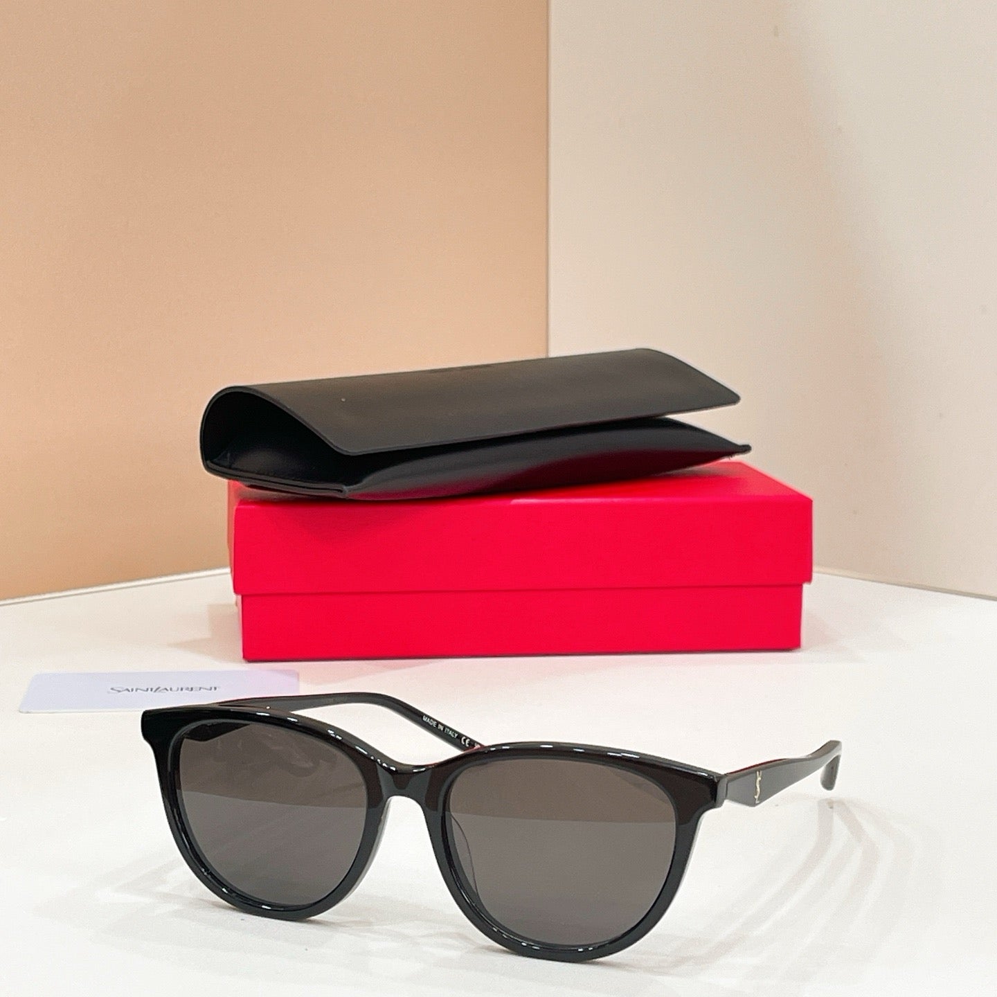 Mehrfarbige Sonnenbrille