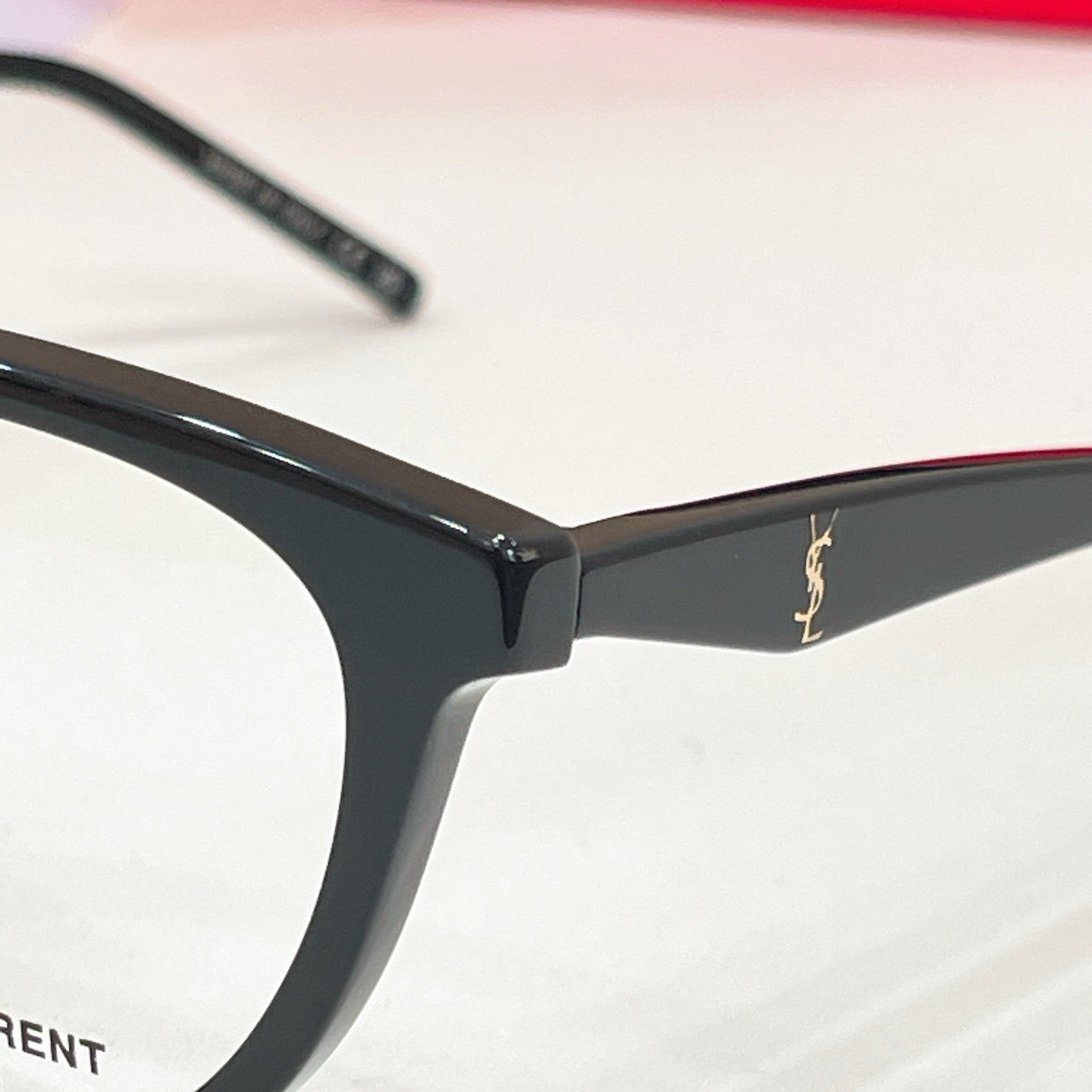 Mehrfarbige Sonnenbrille