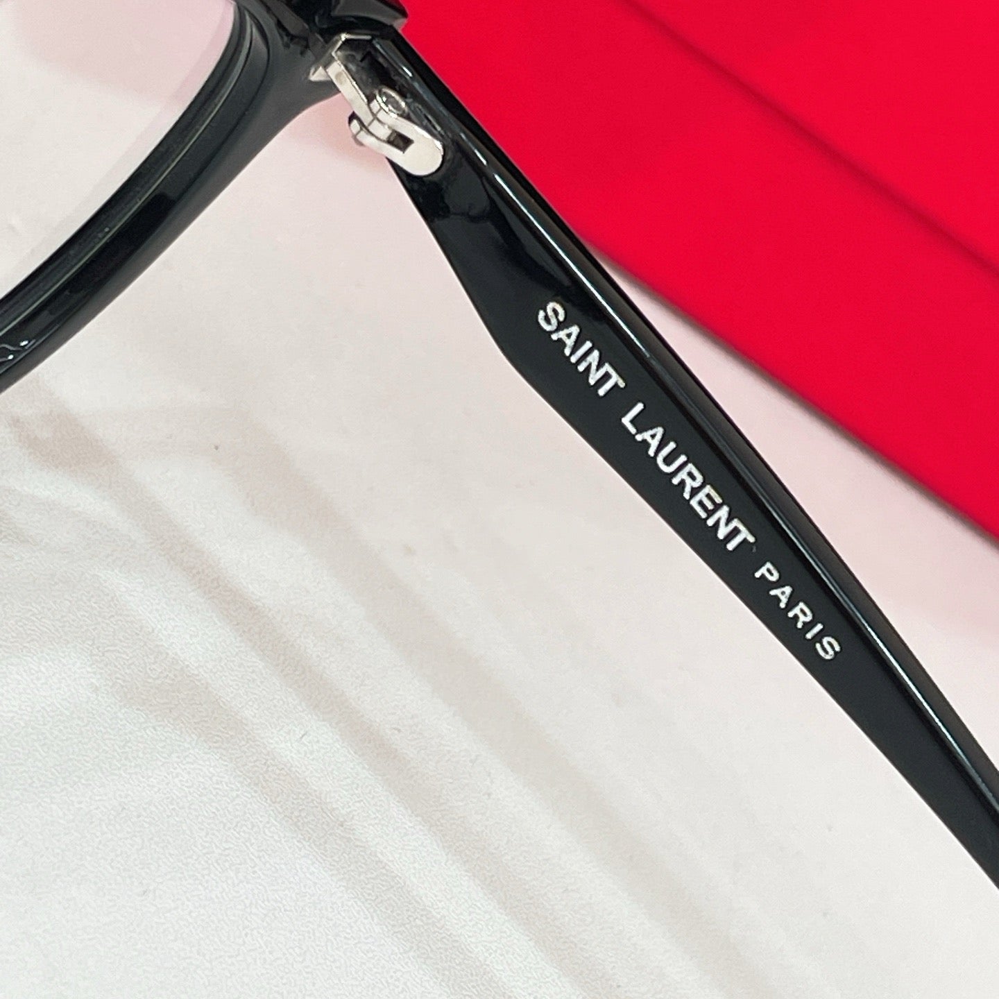 Mehrfarbige Sonnenbrille