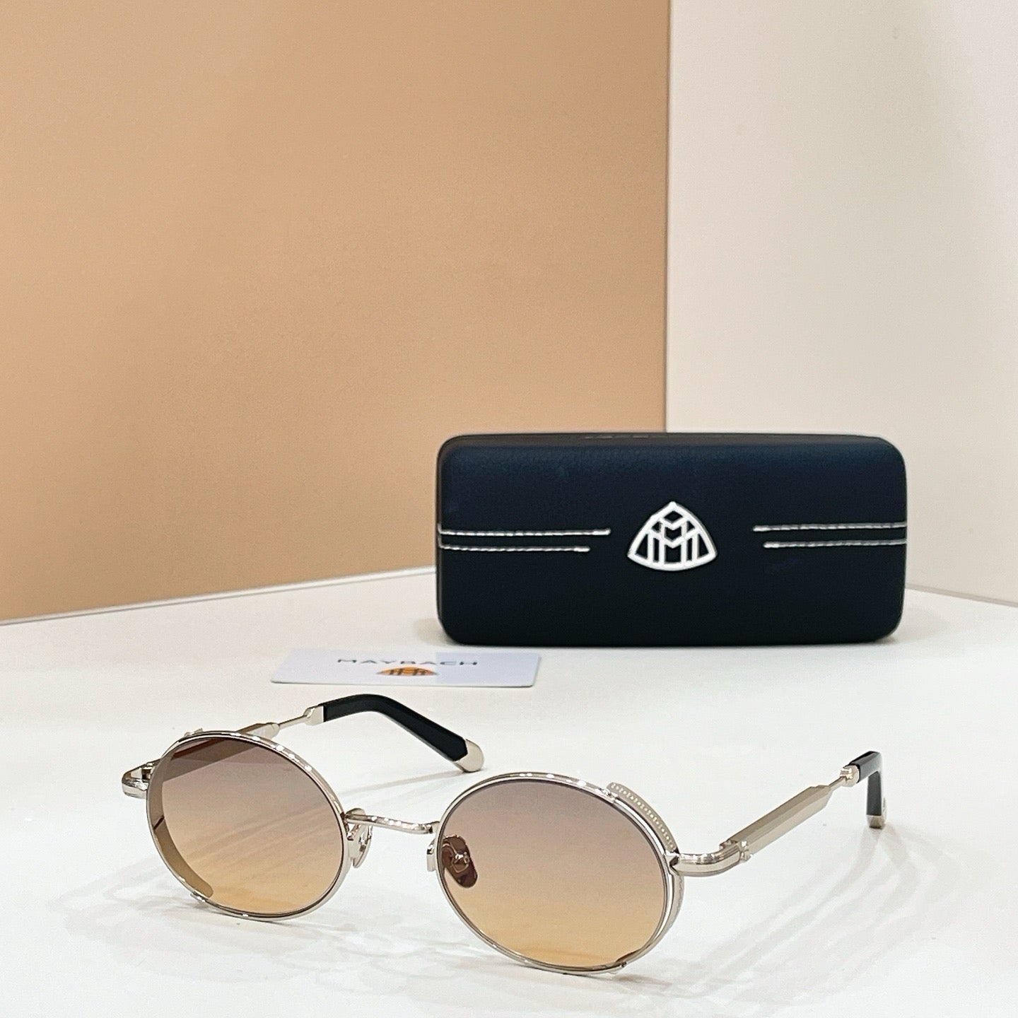 Mehrfarbige Sonnenbrille