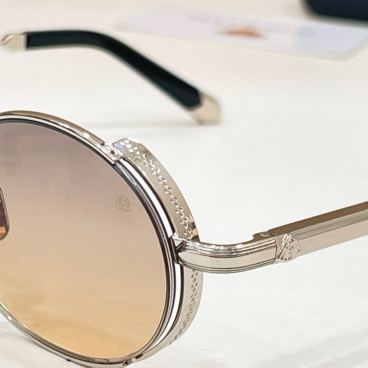Mehrfarbige Sonnenbrille