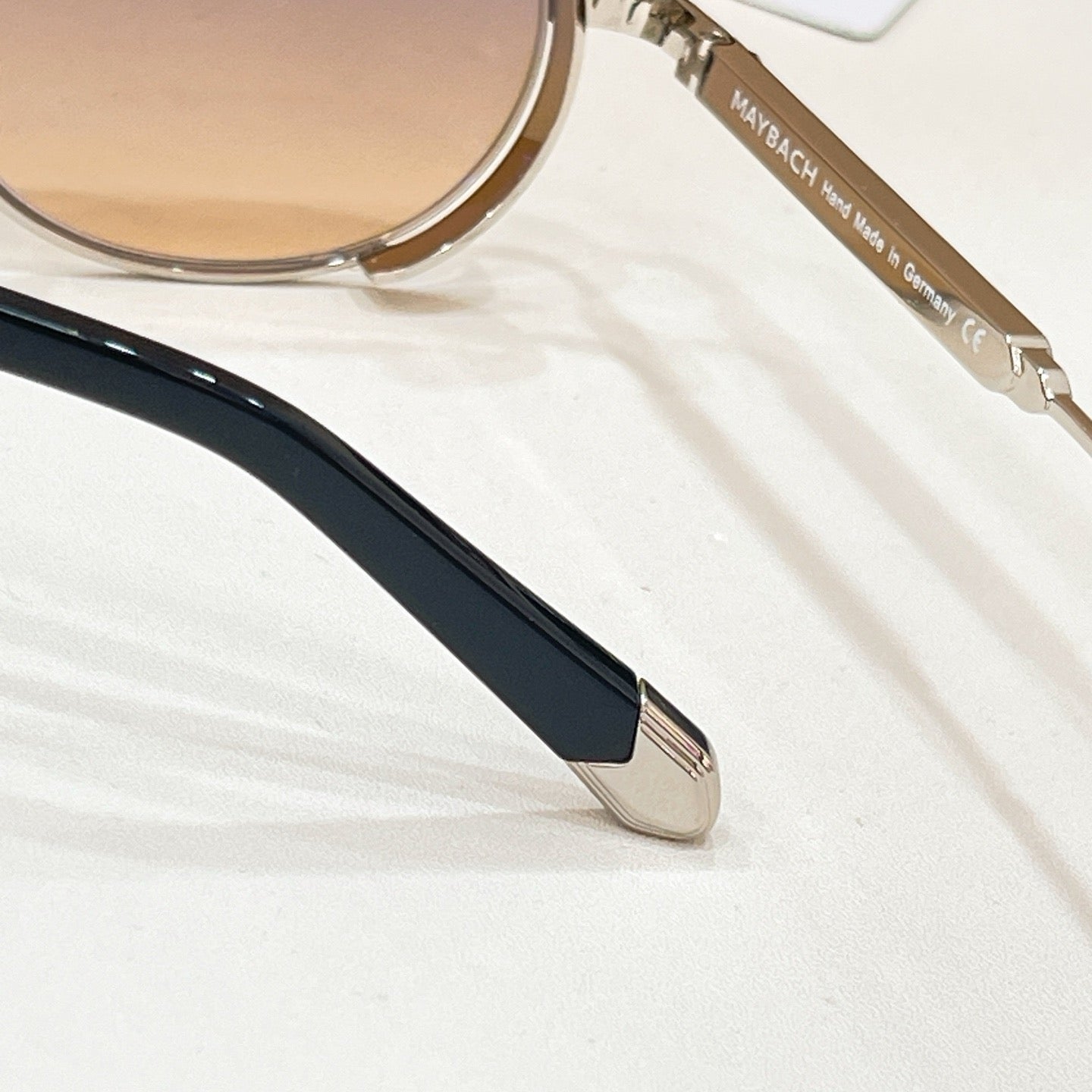 Mehrfarbige Sonnenbrille