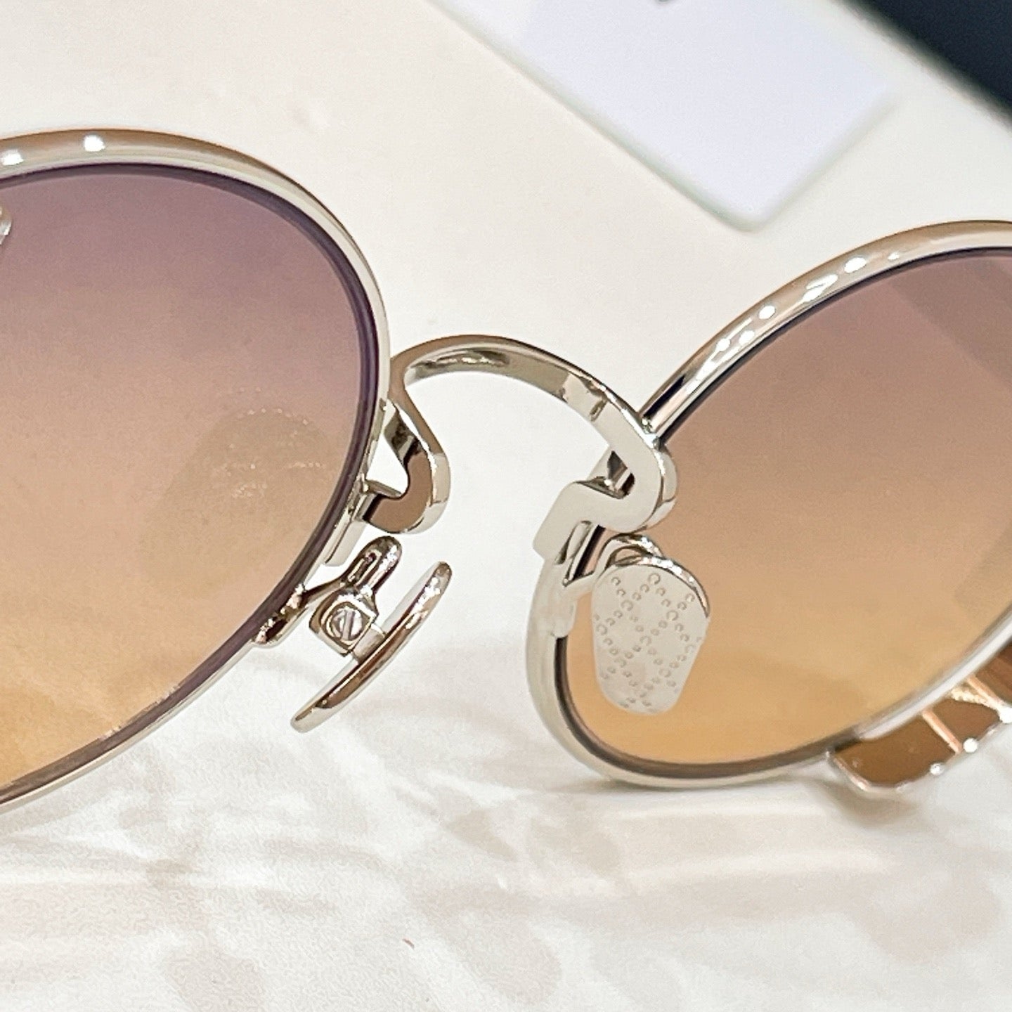 Mehrfarbige Sonnenbrille