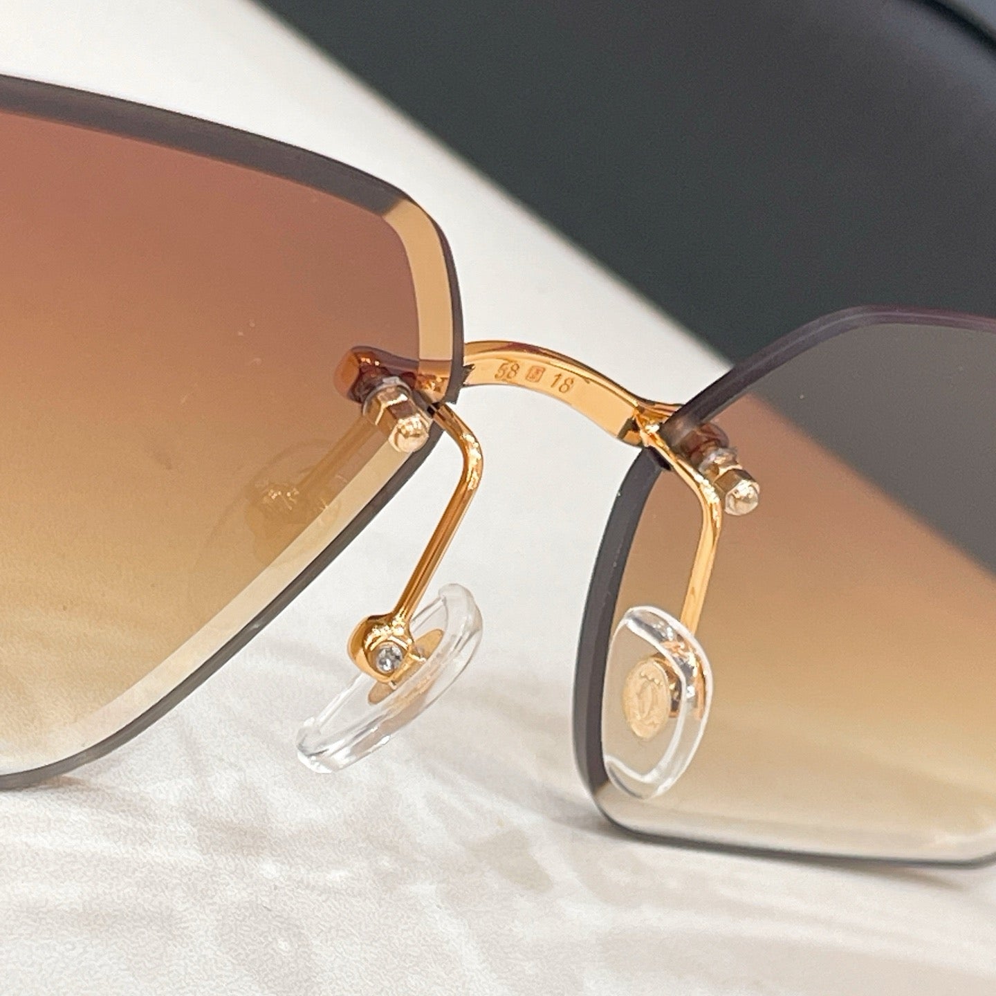 Mehrfarbige Sonnenbrille