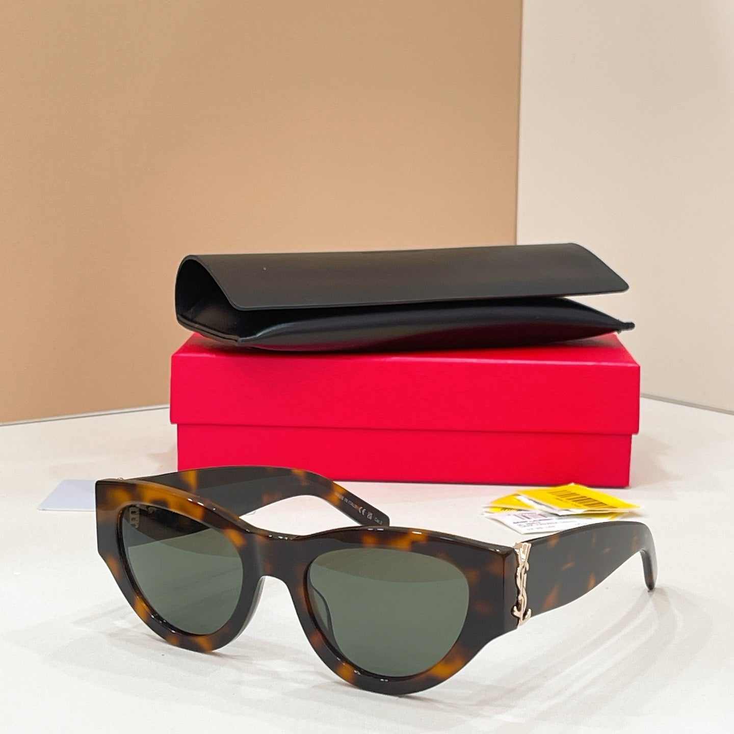 Mehrfarbige Sonnenbrille