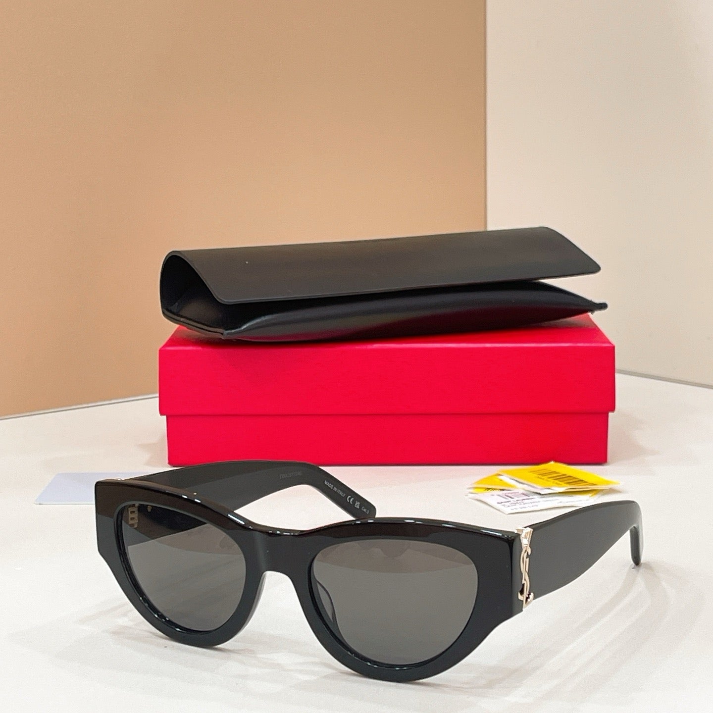 Mehrfarbige Sonnenbrille