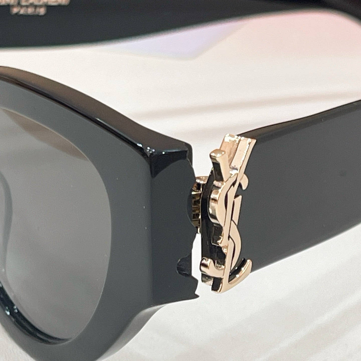 Mehrfarbige Sonnenbrille