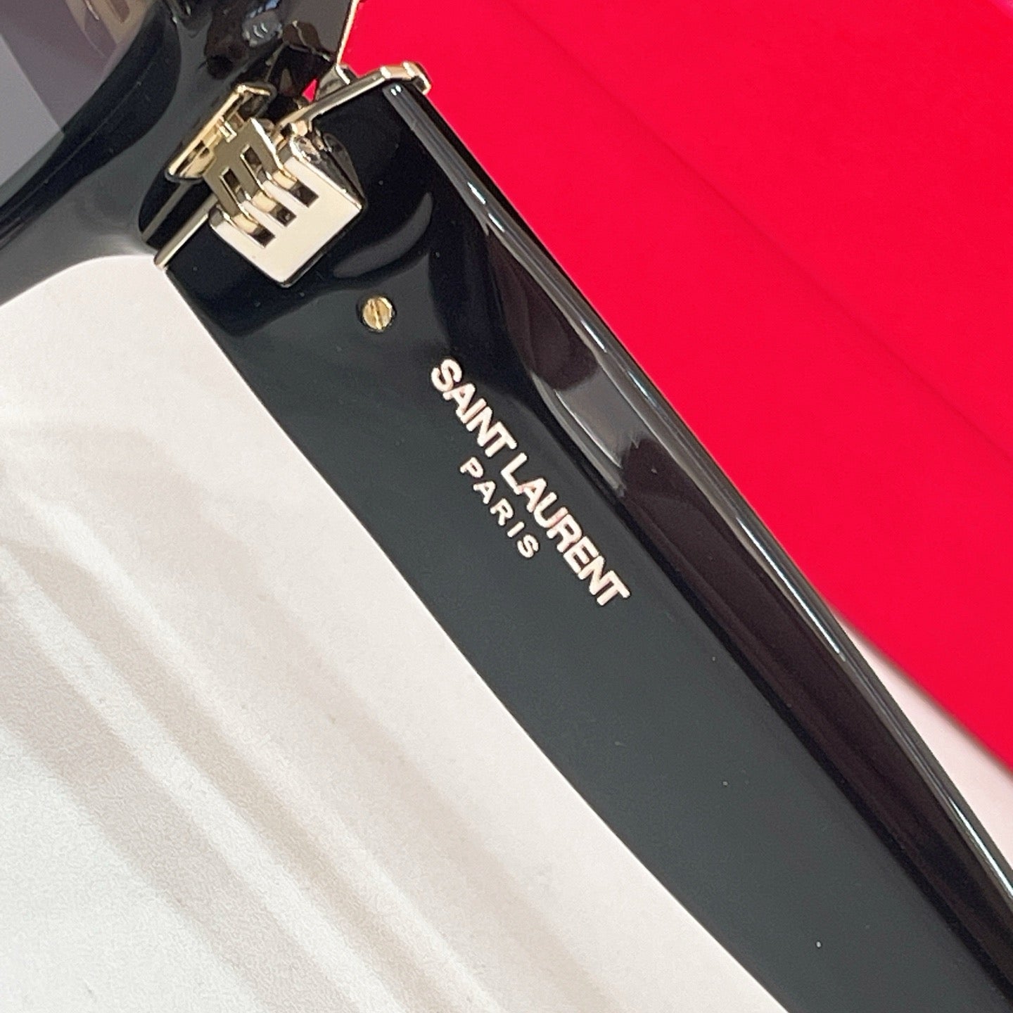 Mehrfarbige Sonnenbrille