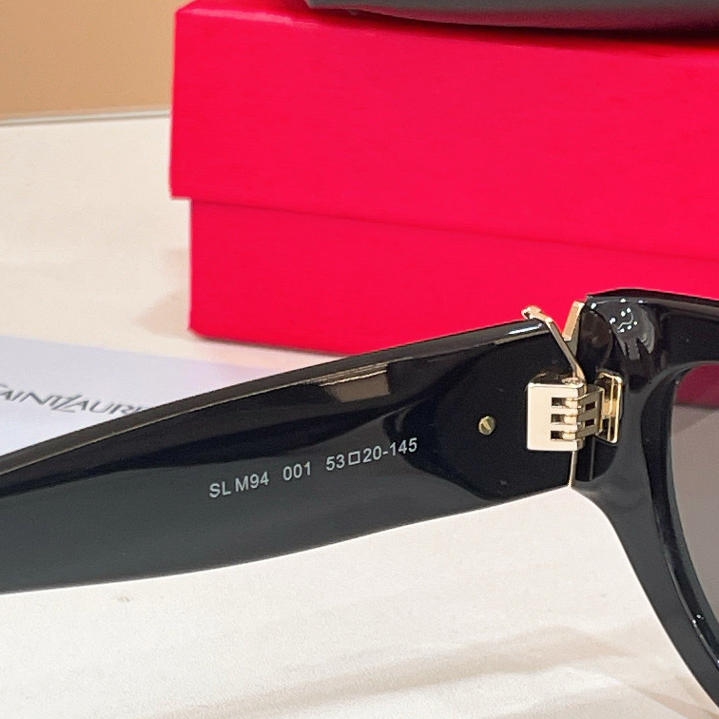 Mehrfarbige Sonnenbrille