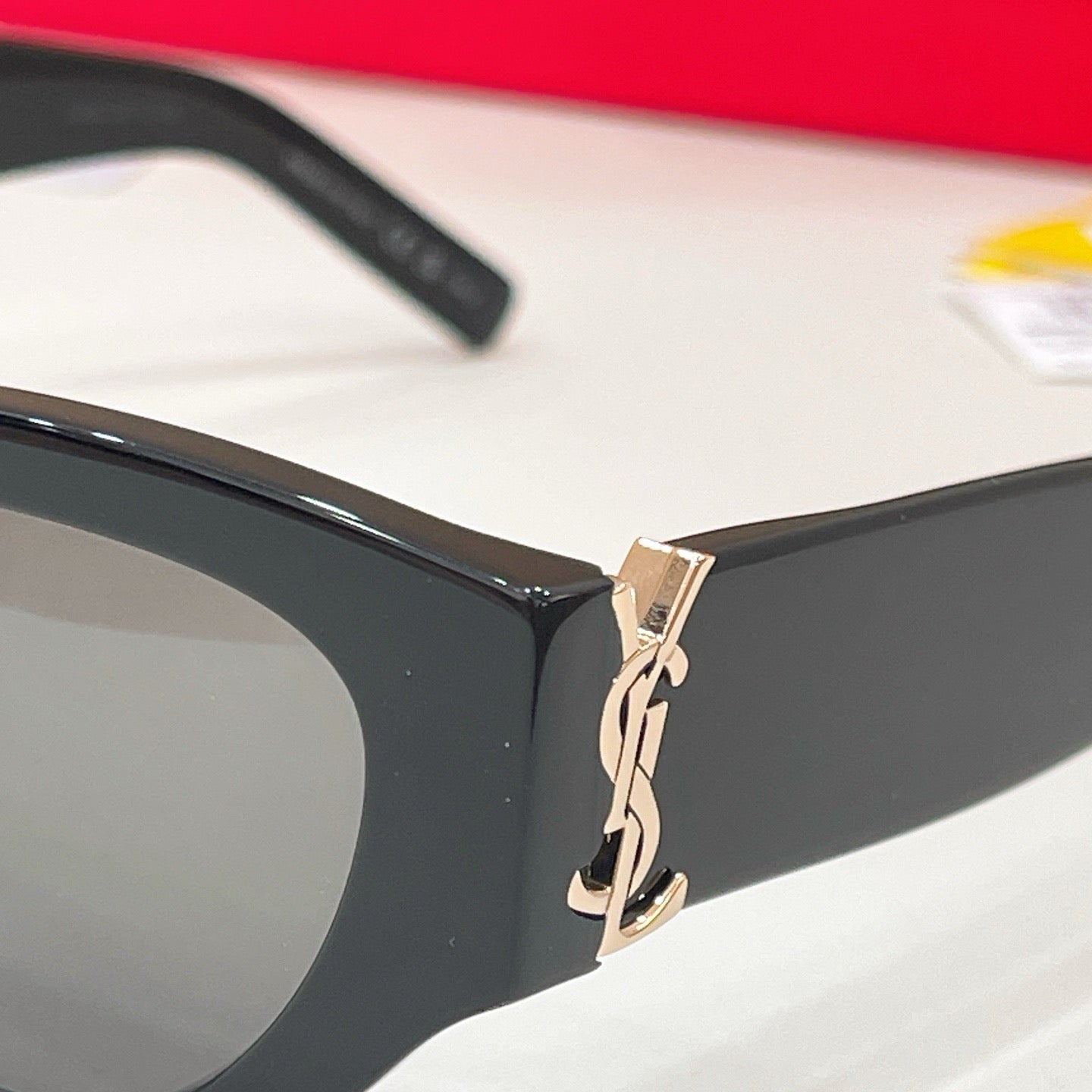 Mehrfarbige Sonnenbrille