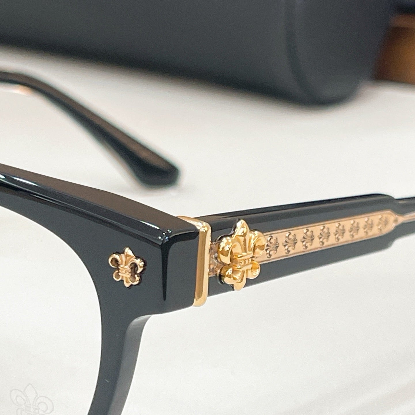 Mehrfarbige Sonnenbrille