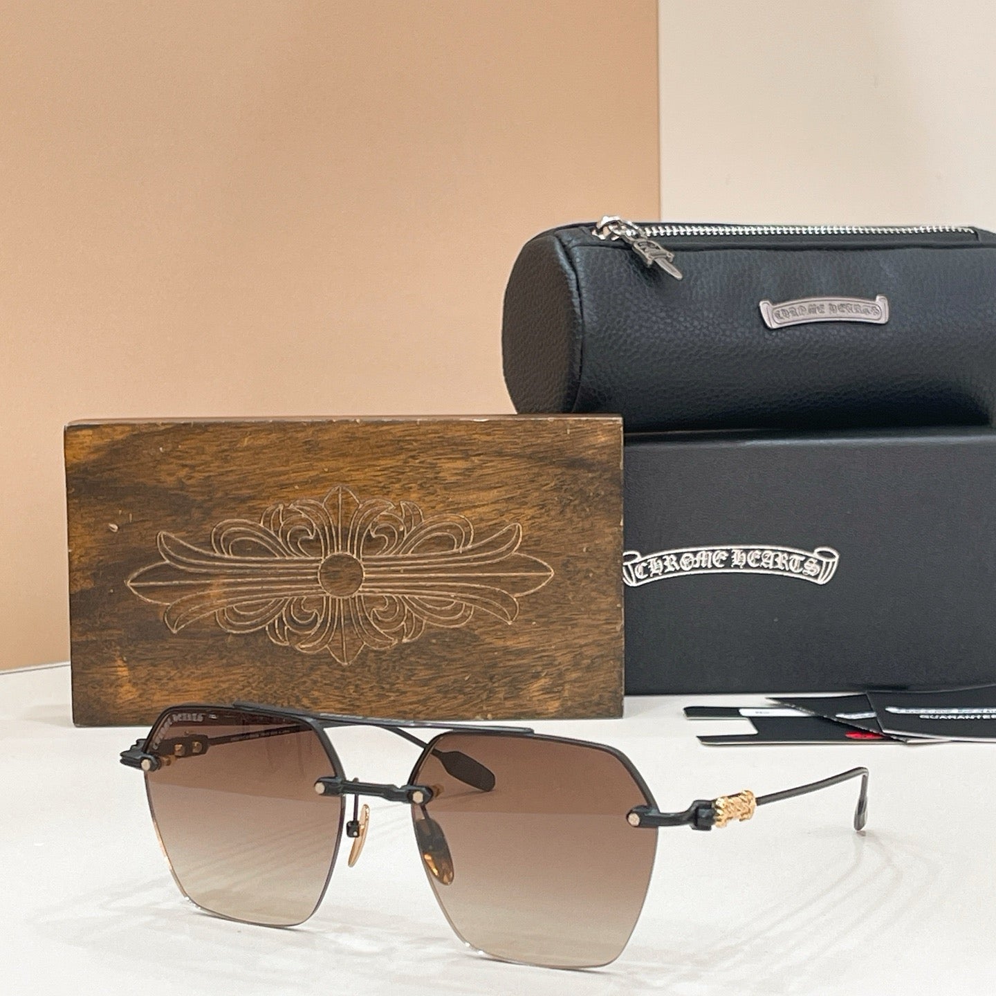 Mehrfarbige Sonnenbrille