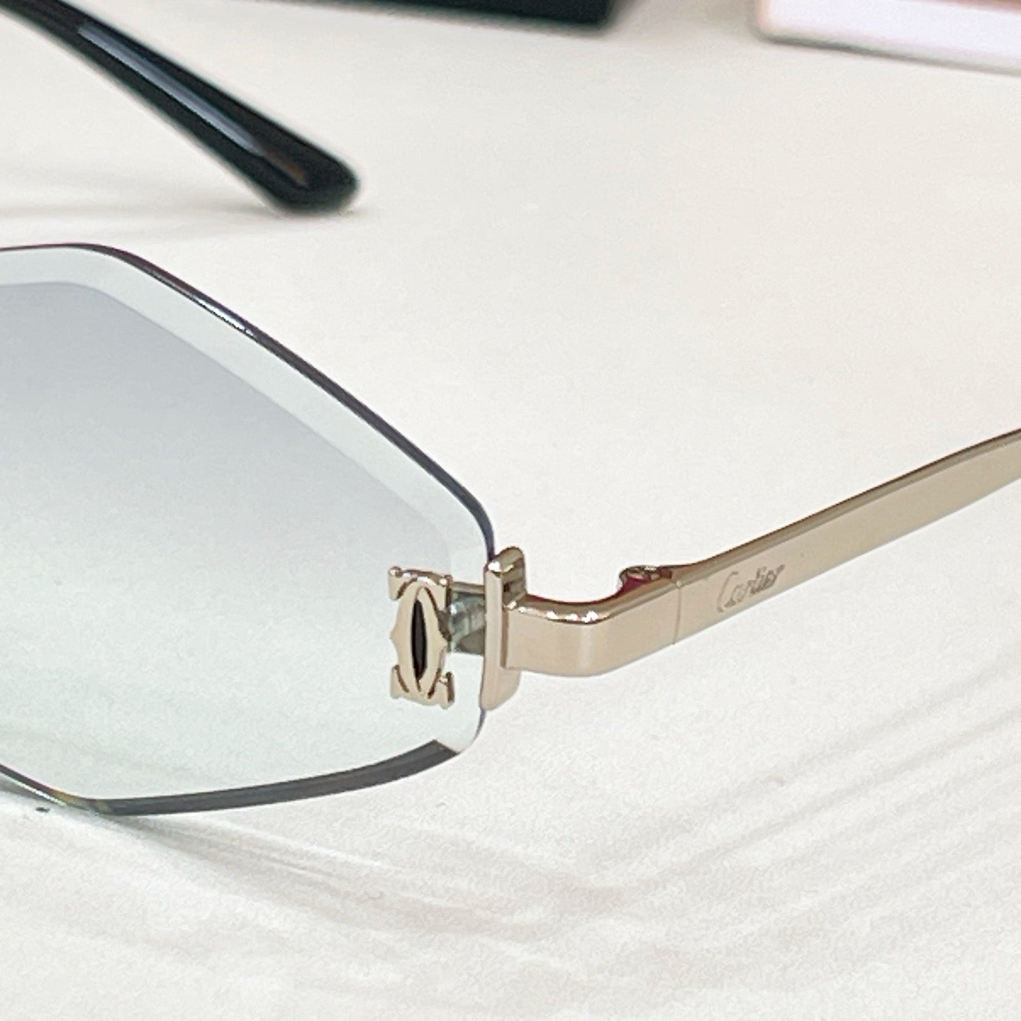 Mehrfarbige Sonnenbrille