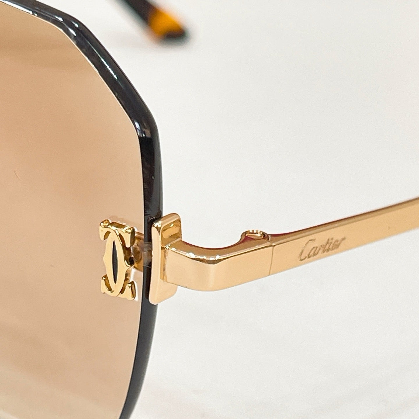 Mehrfarbige Sonnenbrille