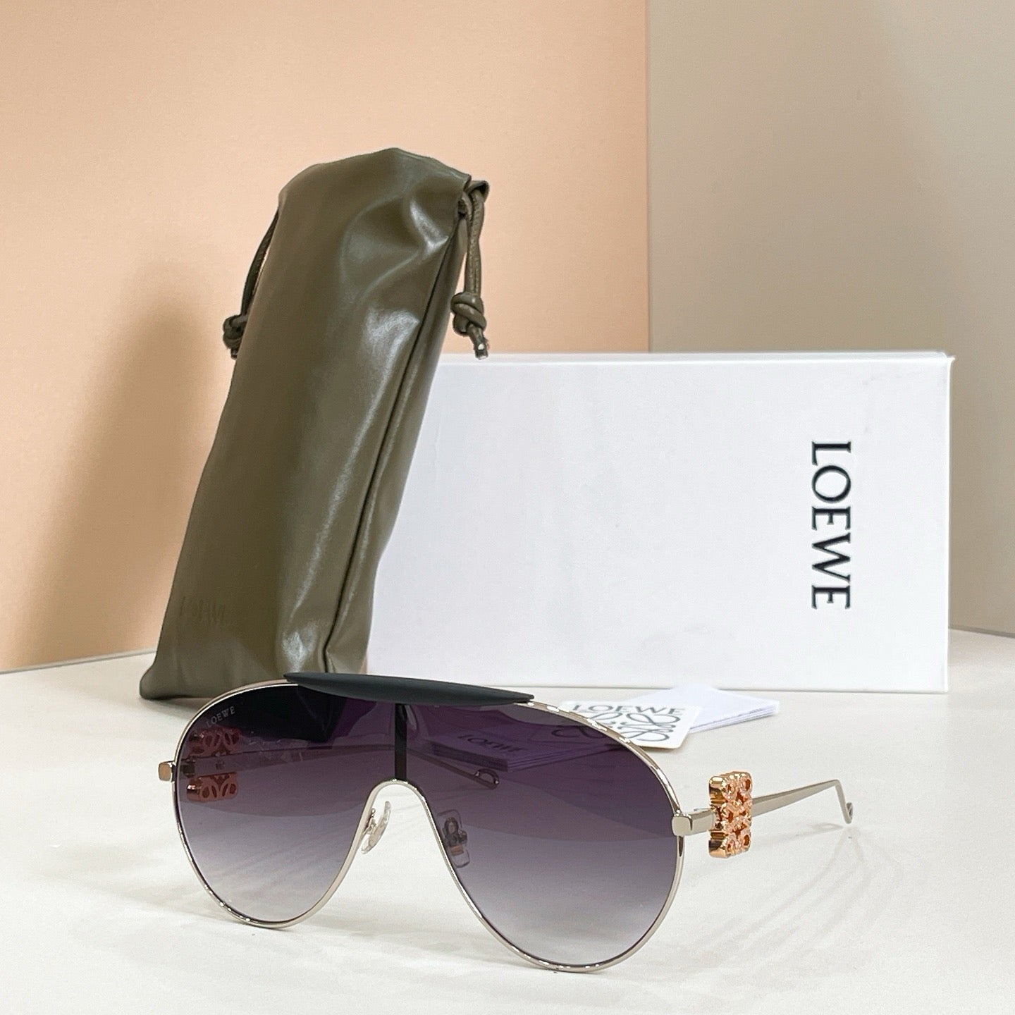 Mehrfarbige Sonnenbrille