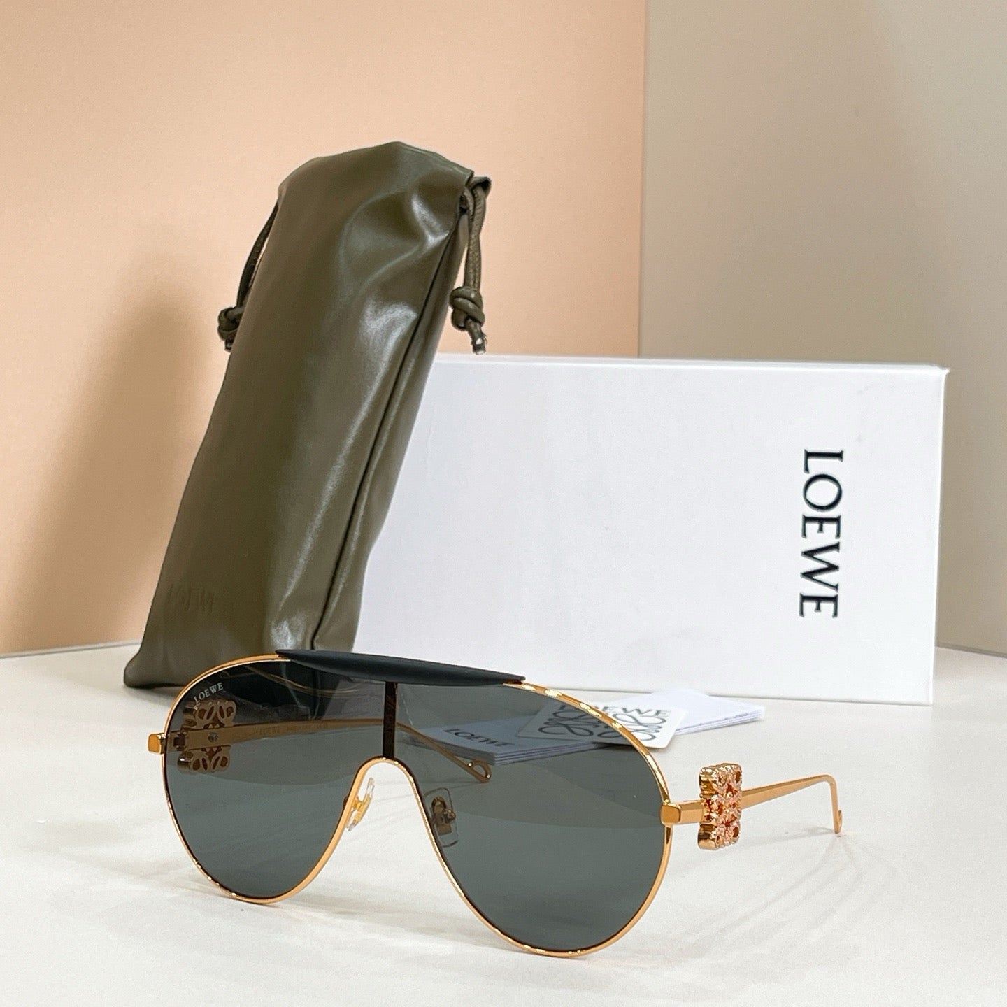 Mehrfarbige Sonnenbrille