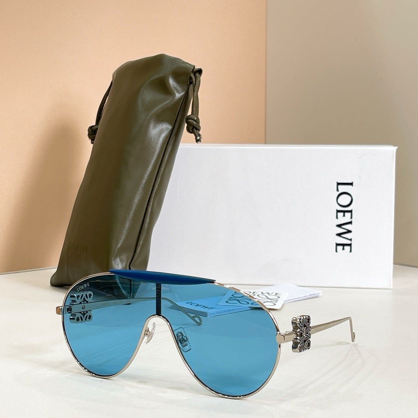 Mehrfarbige Sonnenbrille