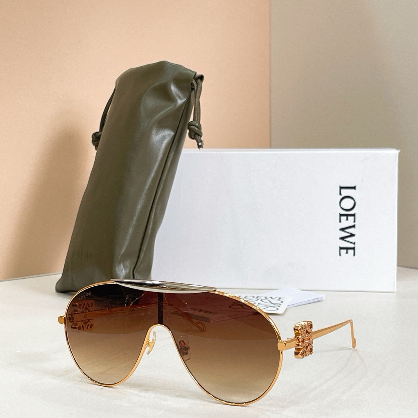 Mehrfarbige Sonnenbrille