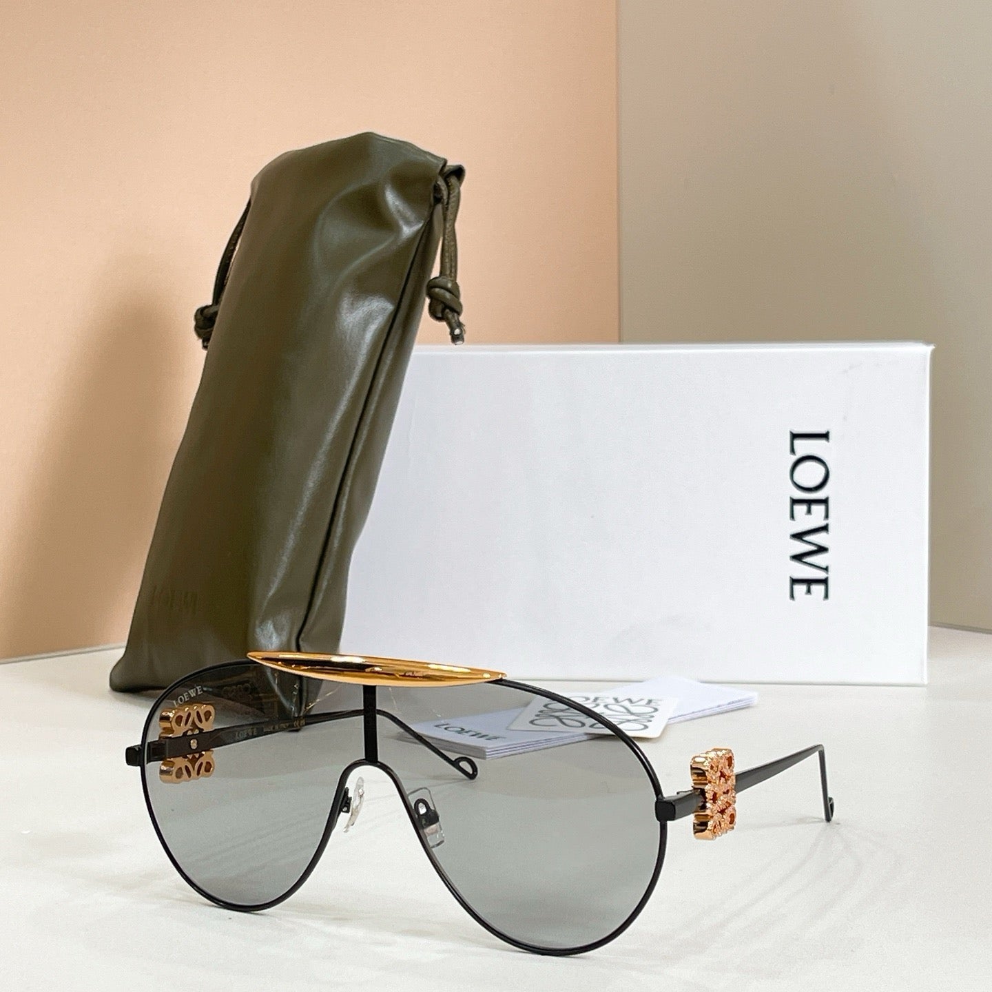 Mehrfarbige Sonnenbrille