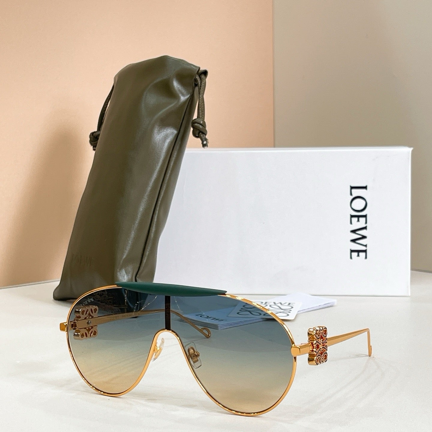 Mehrfarbige Sonnenbrille