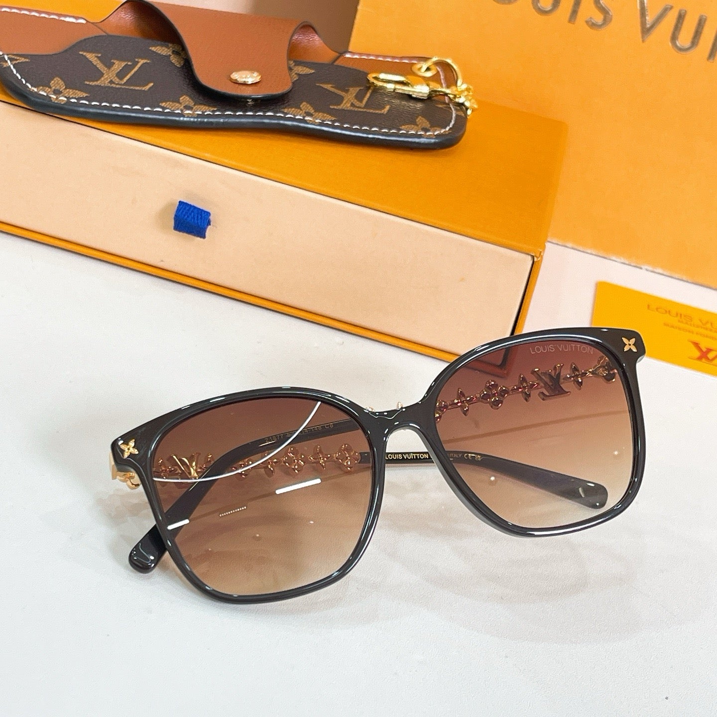 Mehrfarbige Sonnenbrille