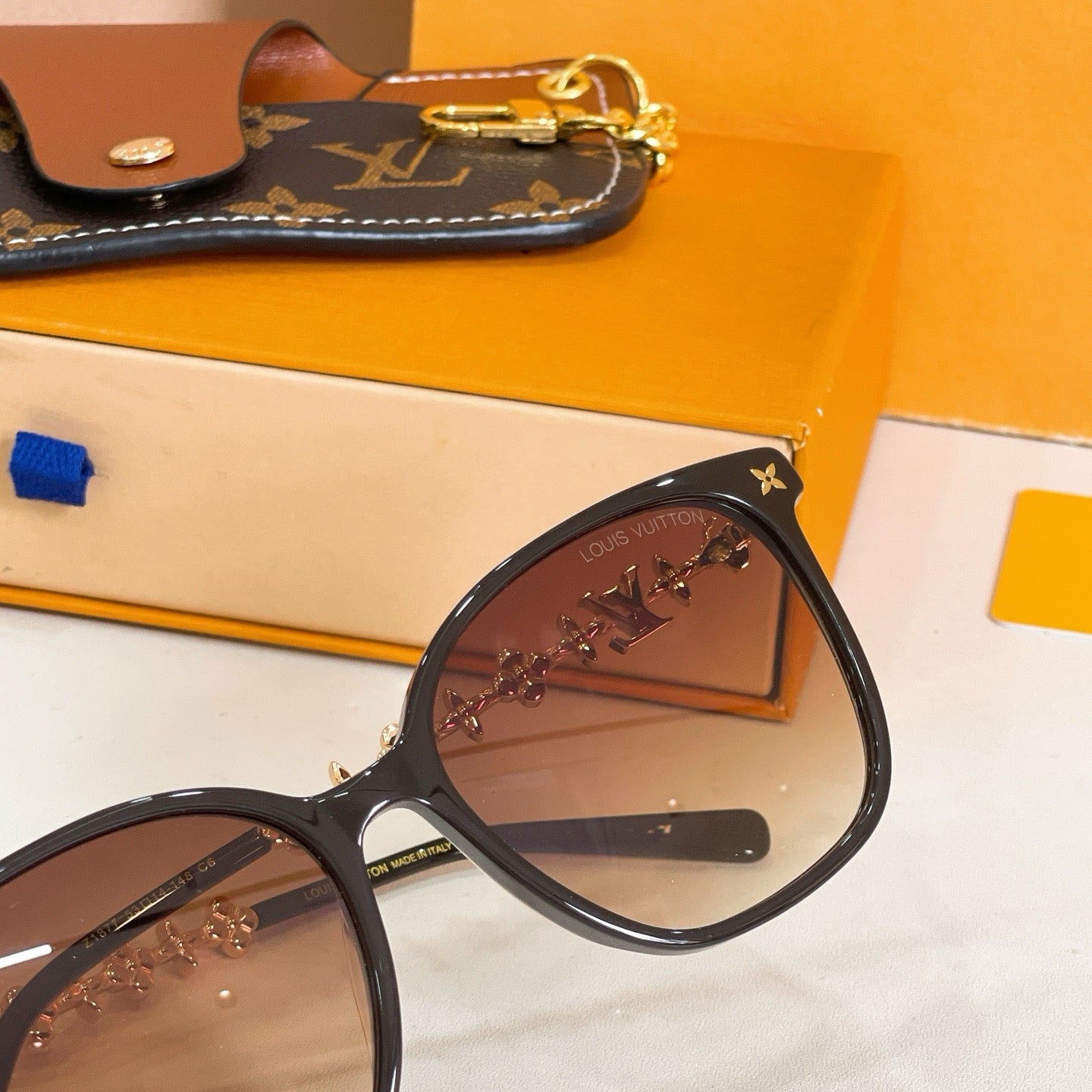 Mehrfarbige Sonnenbrille