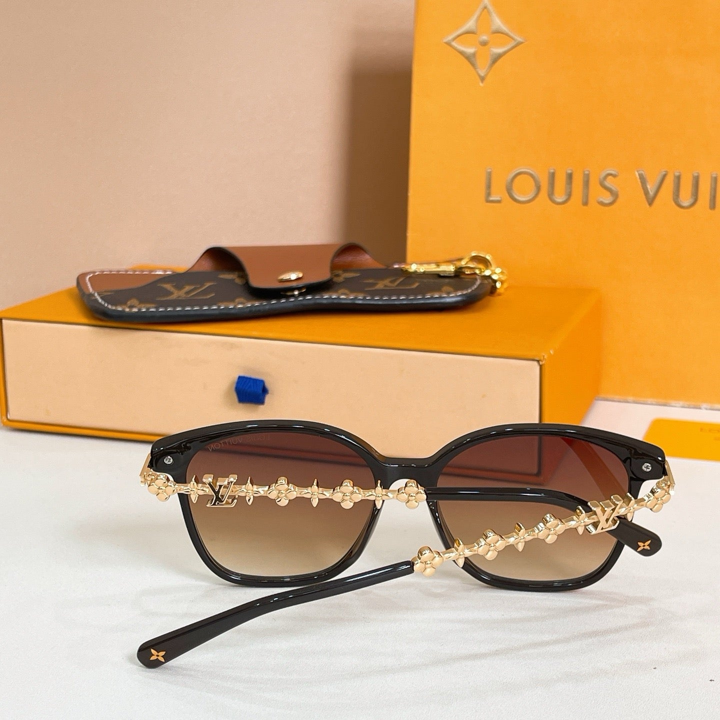 Mehrfarbige Sonnenbrille