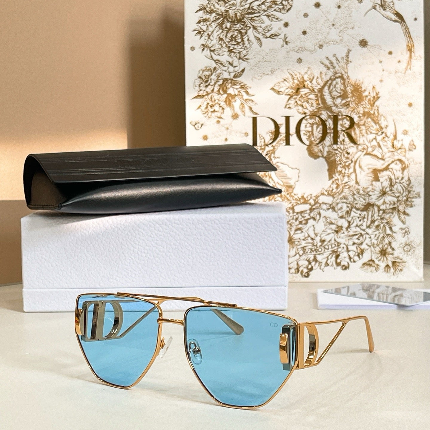 Mehrfarbige Sonnenbrille