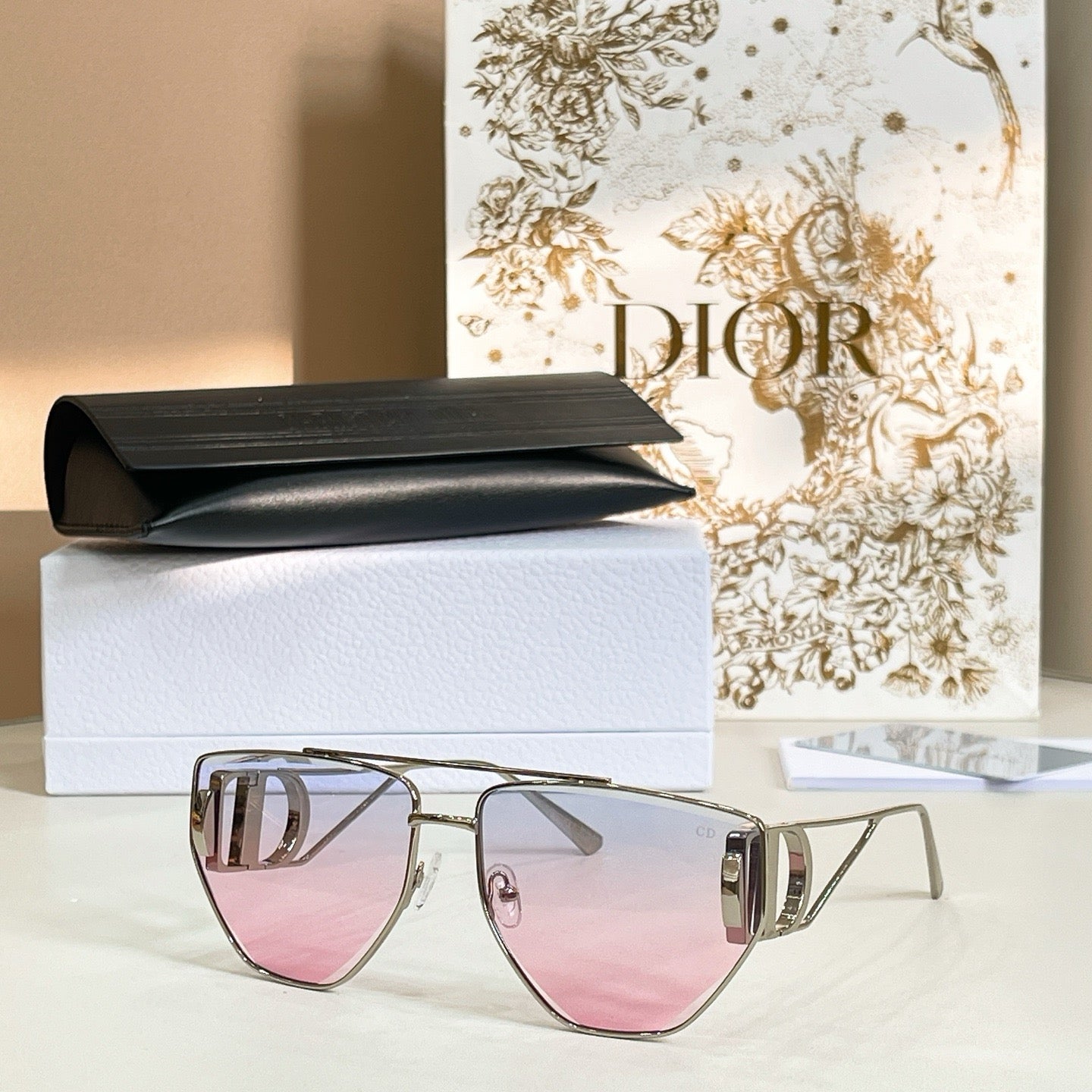 Mehrfarbige Sonnenbrille